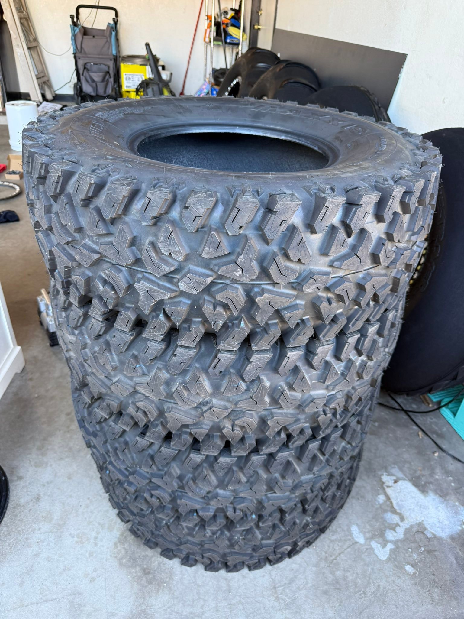 Maxxis Rampage Fury 32x10x15 tires for sale