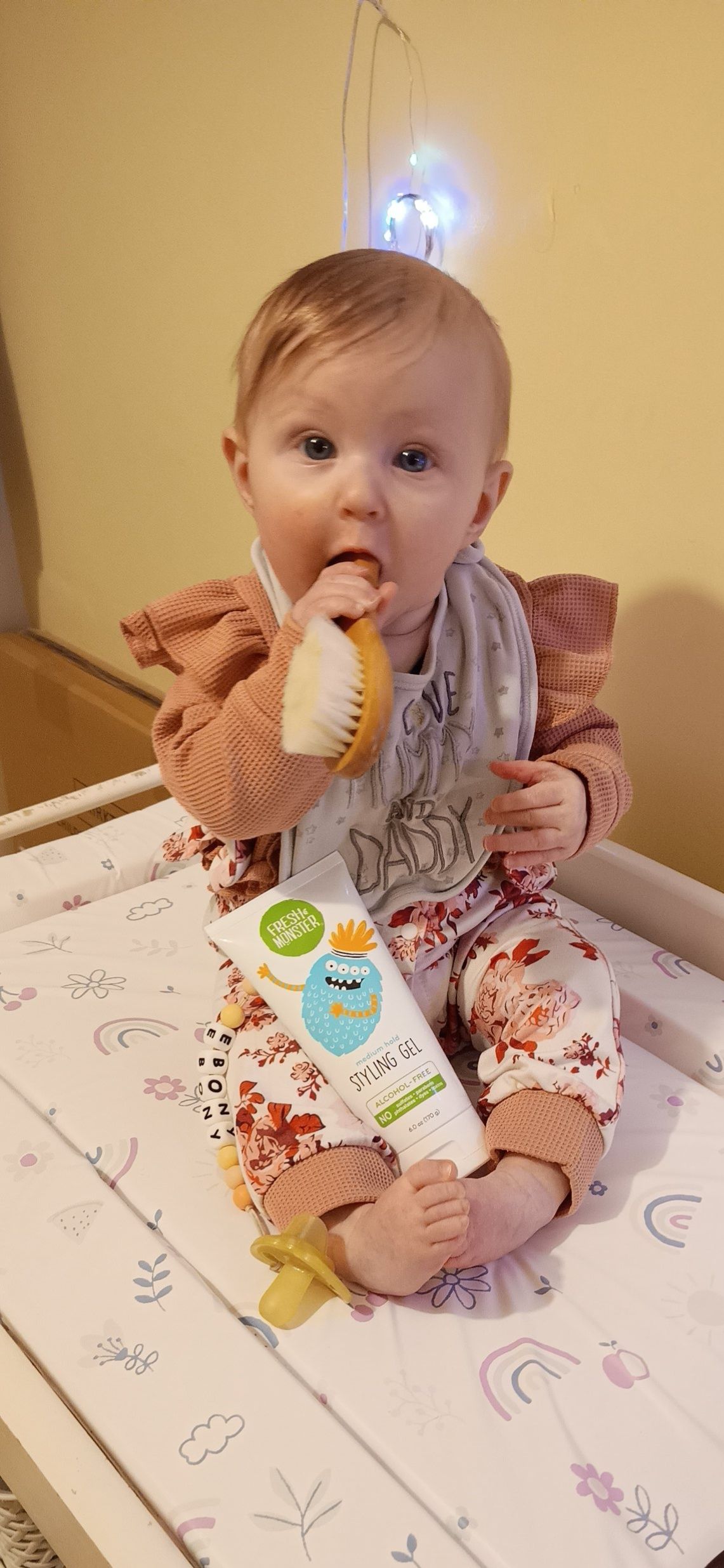 Styling gel for baby girl's hair