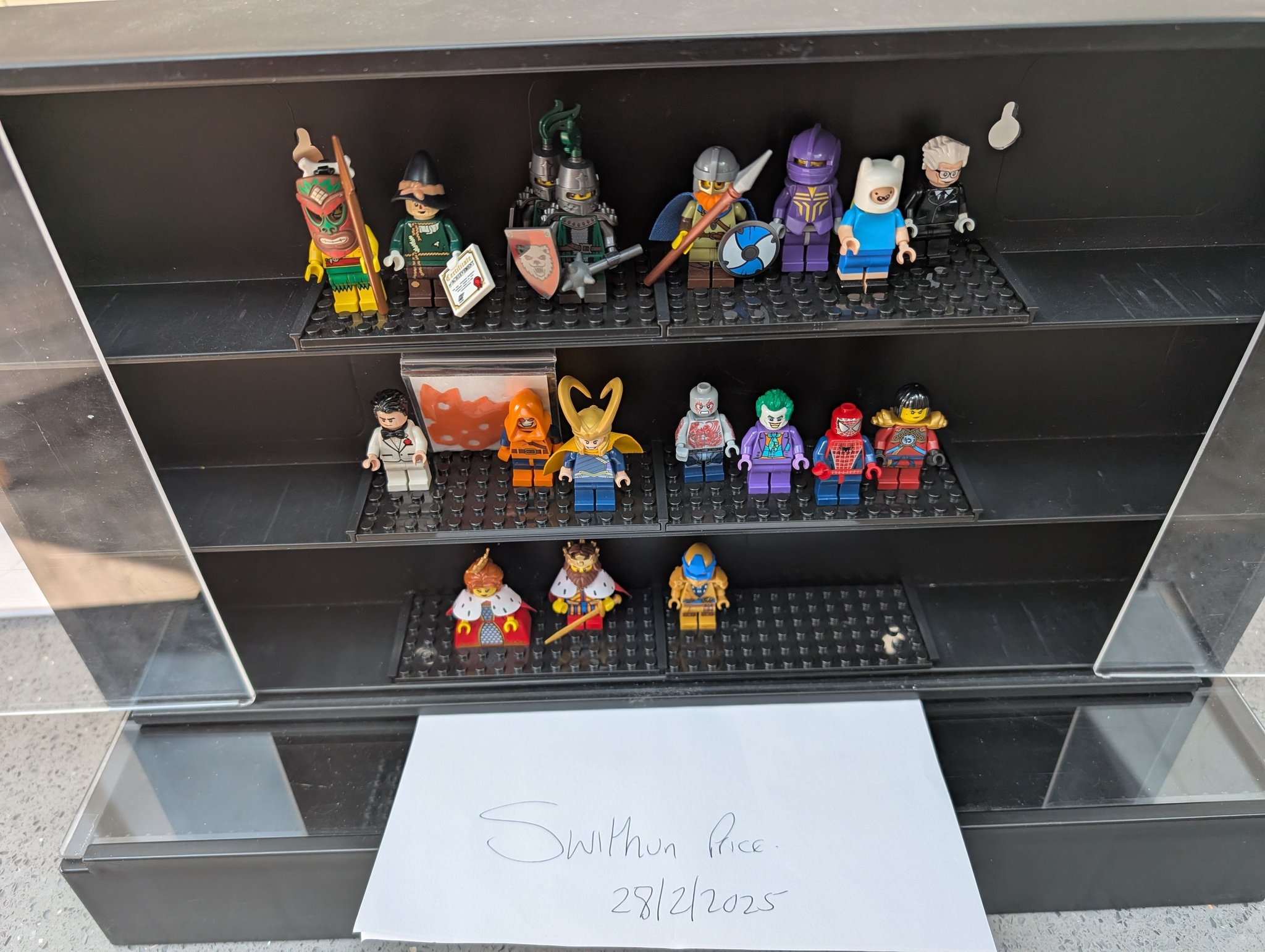 Random minifigures Island Warrior col11-5 £14.00 Scarecrow coltlm2