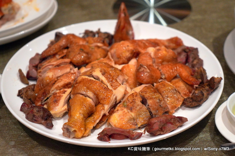 KC - 鹽焗雞：用上鮮雞製作，雞皮焗得呈微焦，雞肉嫩滑好吃。當然大家的目光都落在各式雞雜之上。雞潤、雞腎、雞心，大家的心水又是什麼 ...