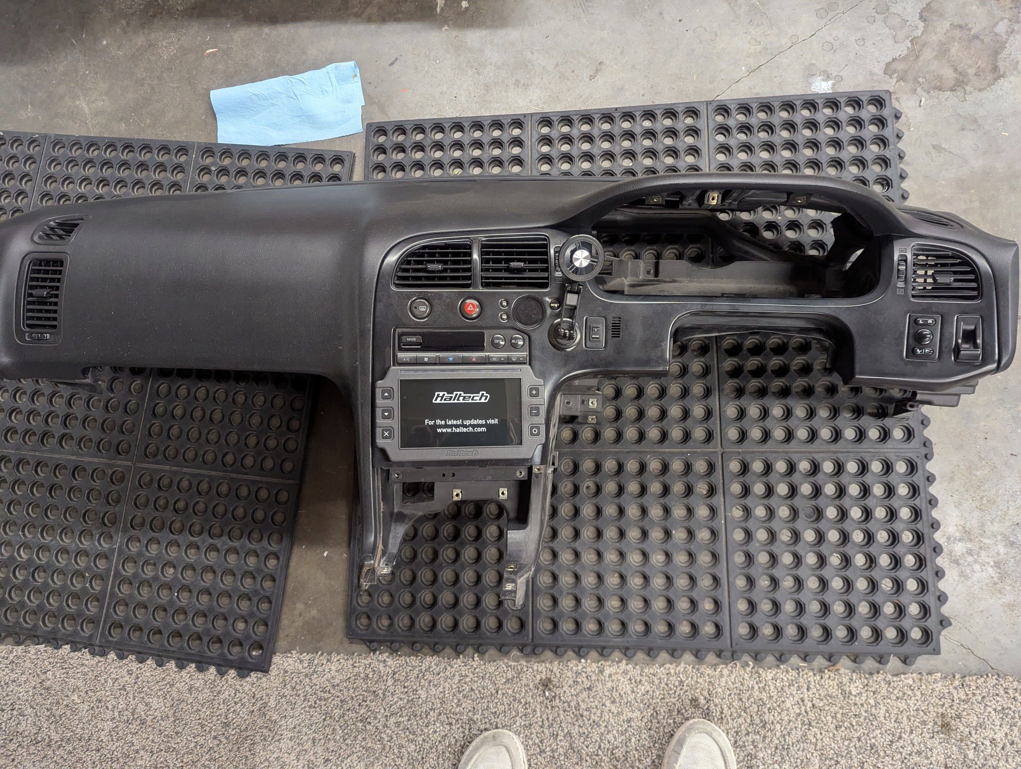 Mounting IC-7 dash under climate controls in R33 Skyline