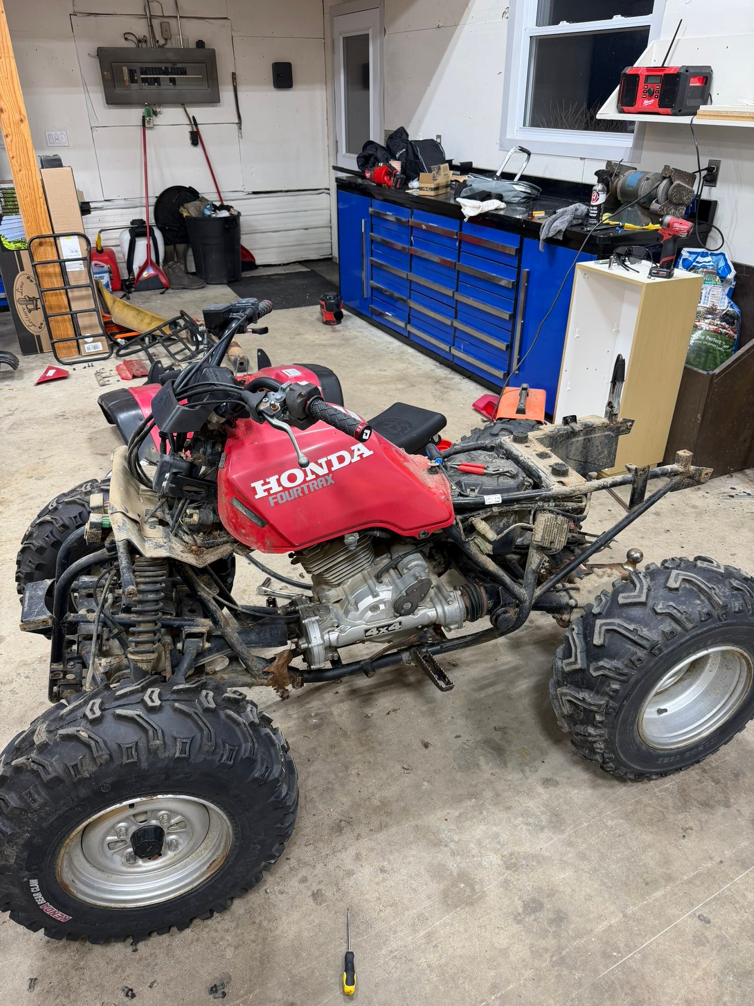 Disconnect front drive shaft for 1996 trx300fw