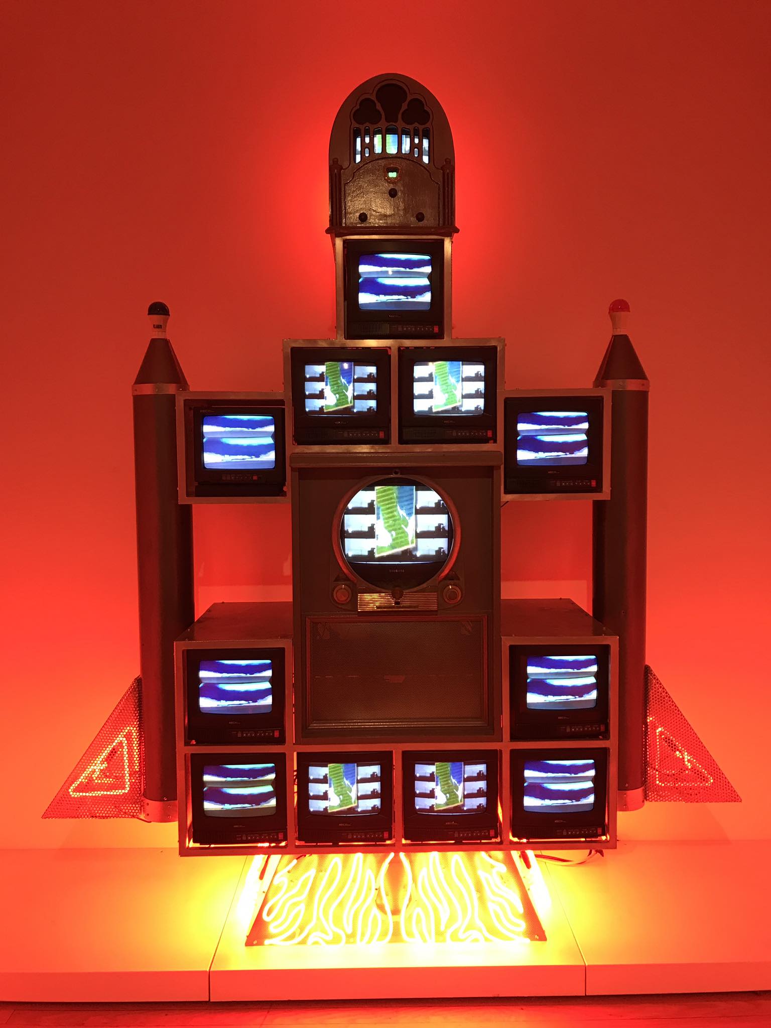 Smithsonian art museum exhibit wastes CRTs