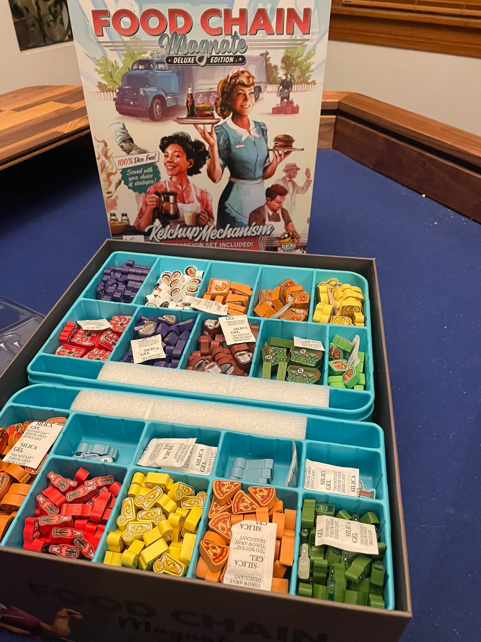 Food Chain Magnate Deluxe edition board game unboxing