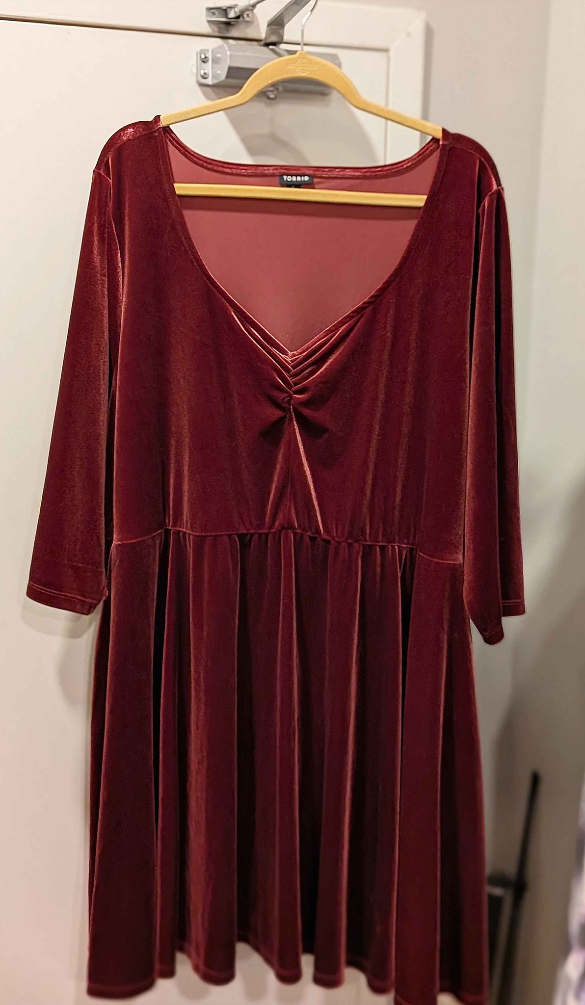 TORRID Burgundy Velvet Sweetheart Neckline Skater Dress w/ Pockets! Size 4 (4X) Asking $40 Cat friendly home 😺 Pick up only