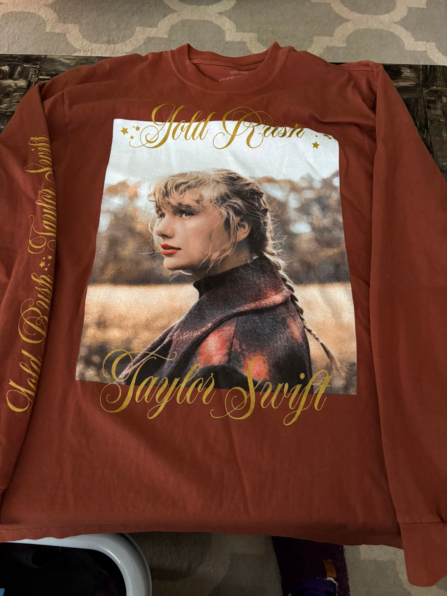 Why doesn't anyone like the Taylor Swift 'Gold Rush' shirt?