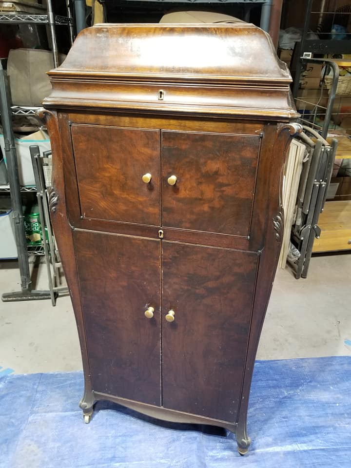 Restoring a 1921 walnut VV-120 phonograph