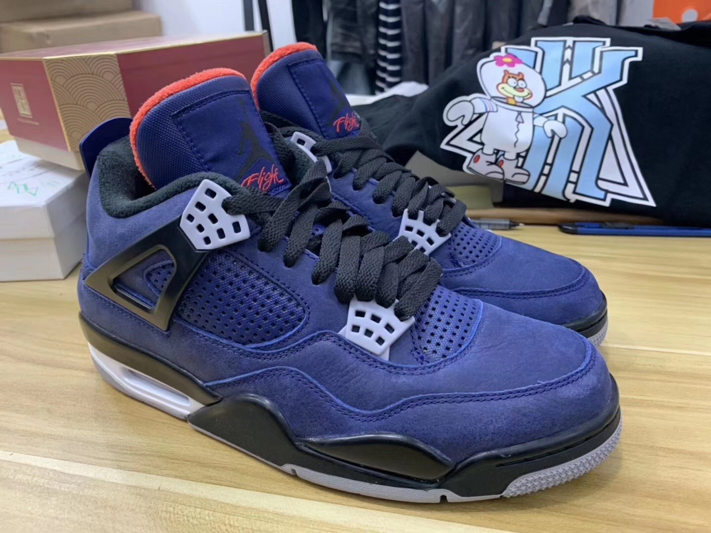 New product shot of the WMNS Air Jordan 4 Denim “Worn Blue” set 