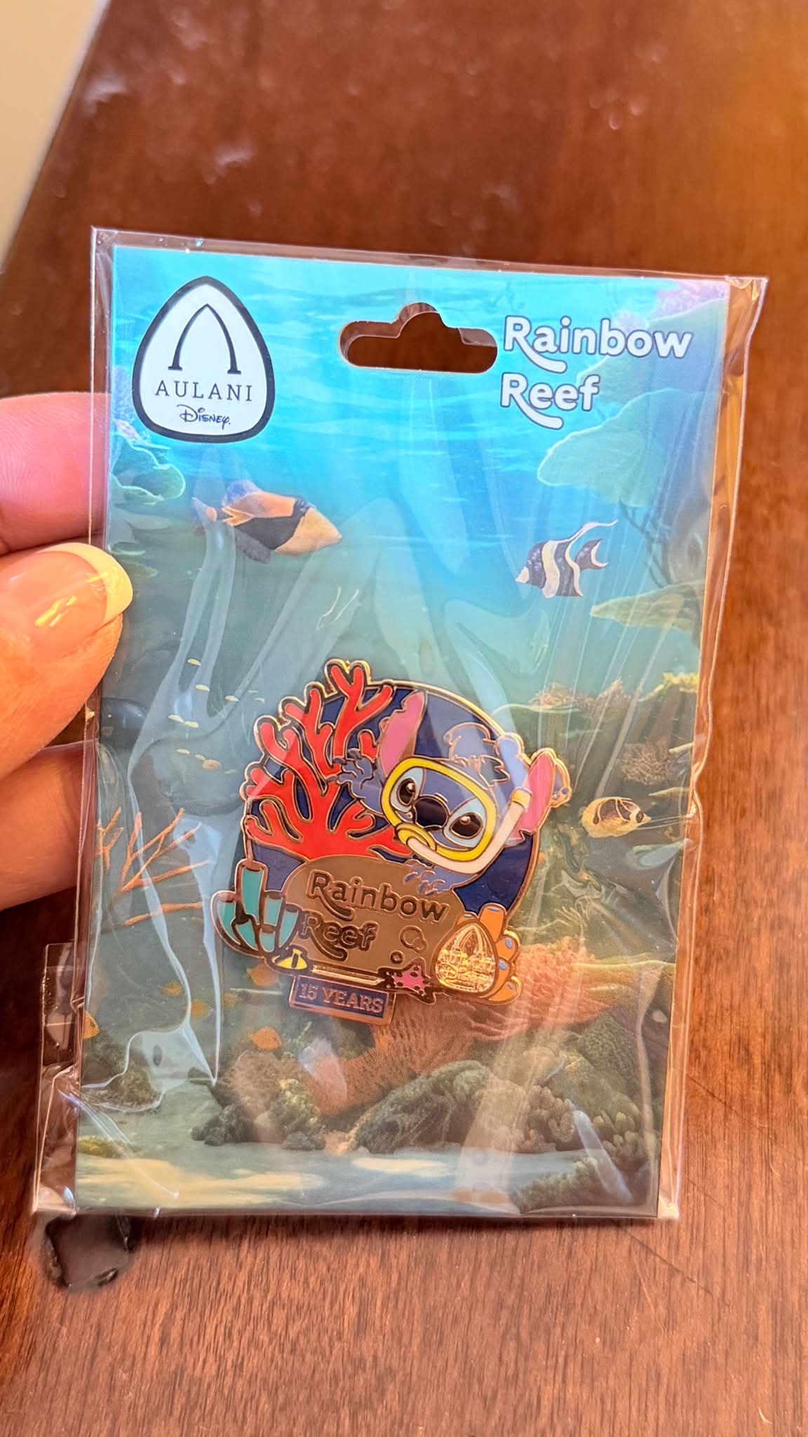 限定)Rainbow Reef Aulani pin ディズニーピンバッジ Free 15 year anniversary Rainbow Reef stitch pin with Aulani
