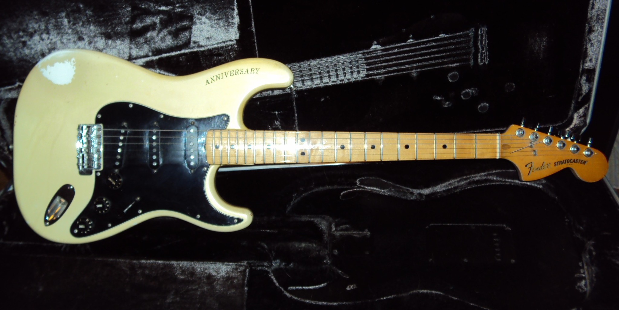 Hi ! Here´s some photos of my 1979 Fender Stratocaster Anniversary 