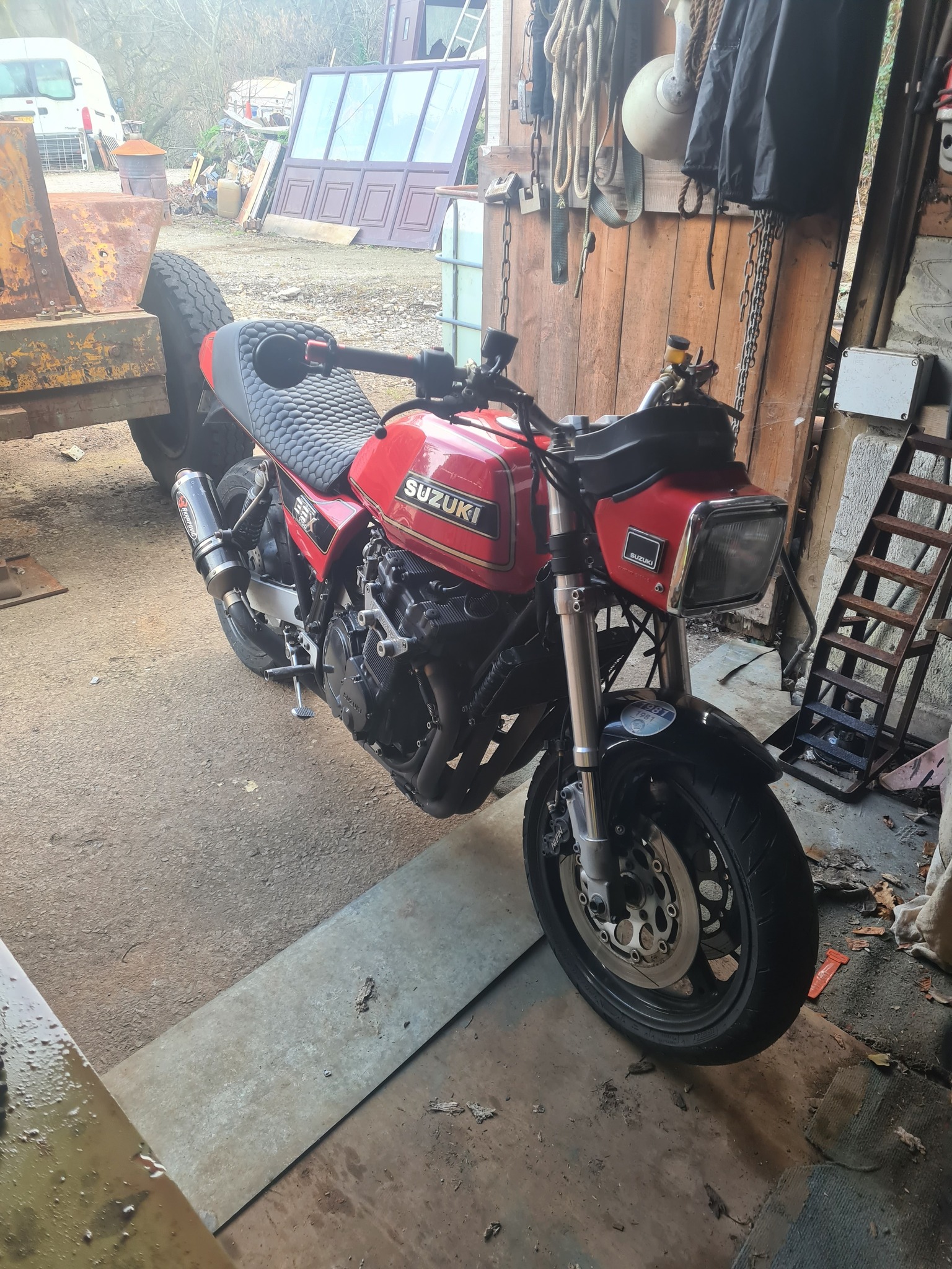 Rebuilding an old Suzuki motorcycle with original carbs