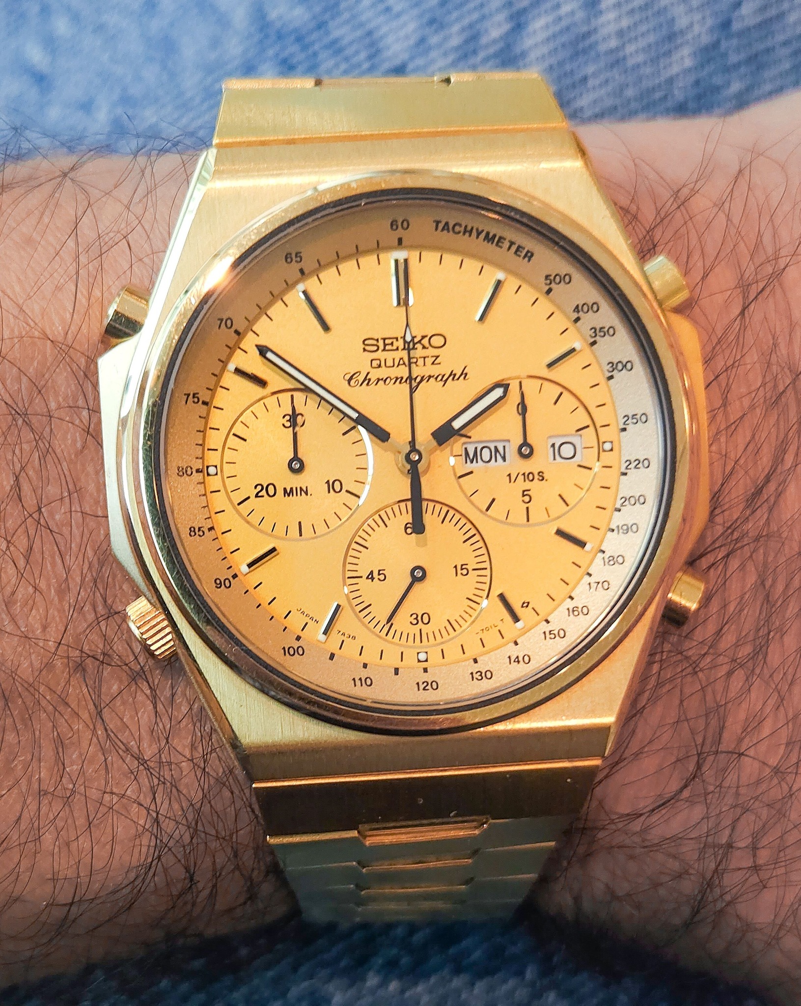 Seiko 7a38-7000 quartz analog chronograph watch