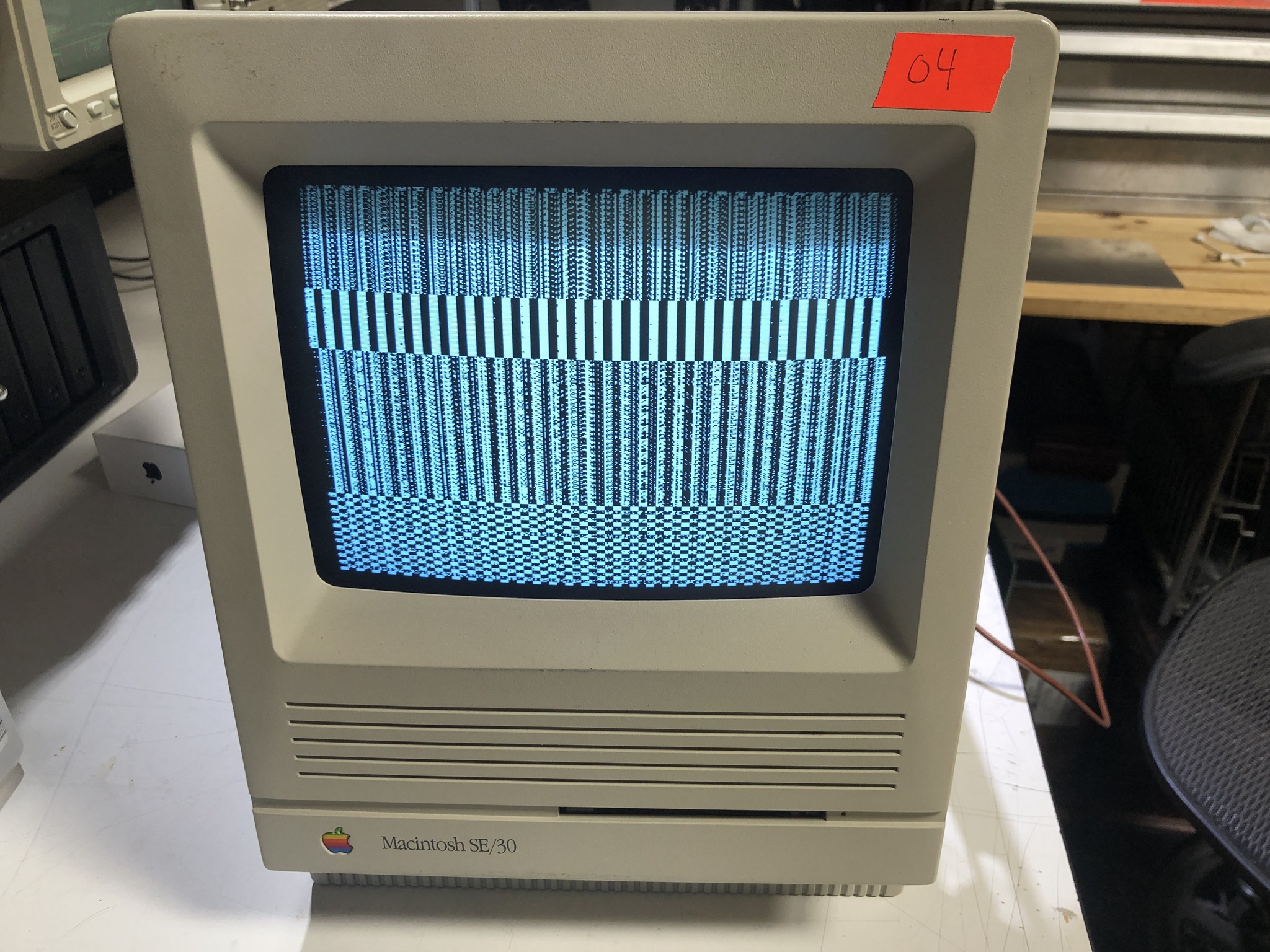 Vintage Macintosh SE/30 still browsing the web