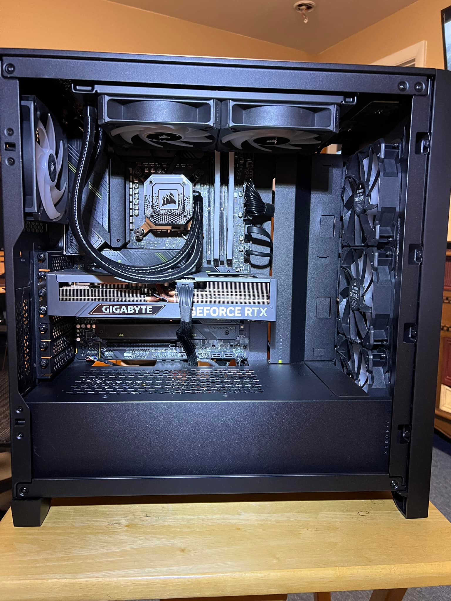 Why is the white LED on my RTX 4070 Ti Eagle Gigabyte GPU flashing?