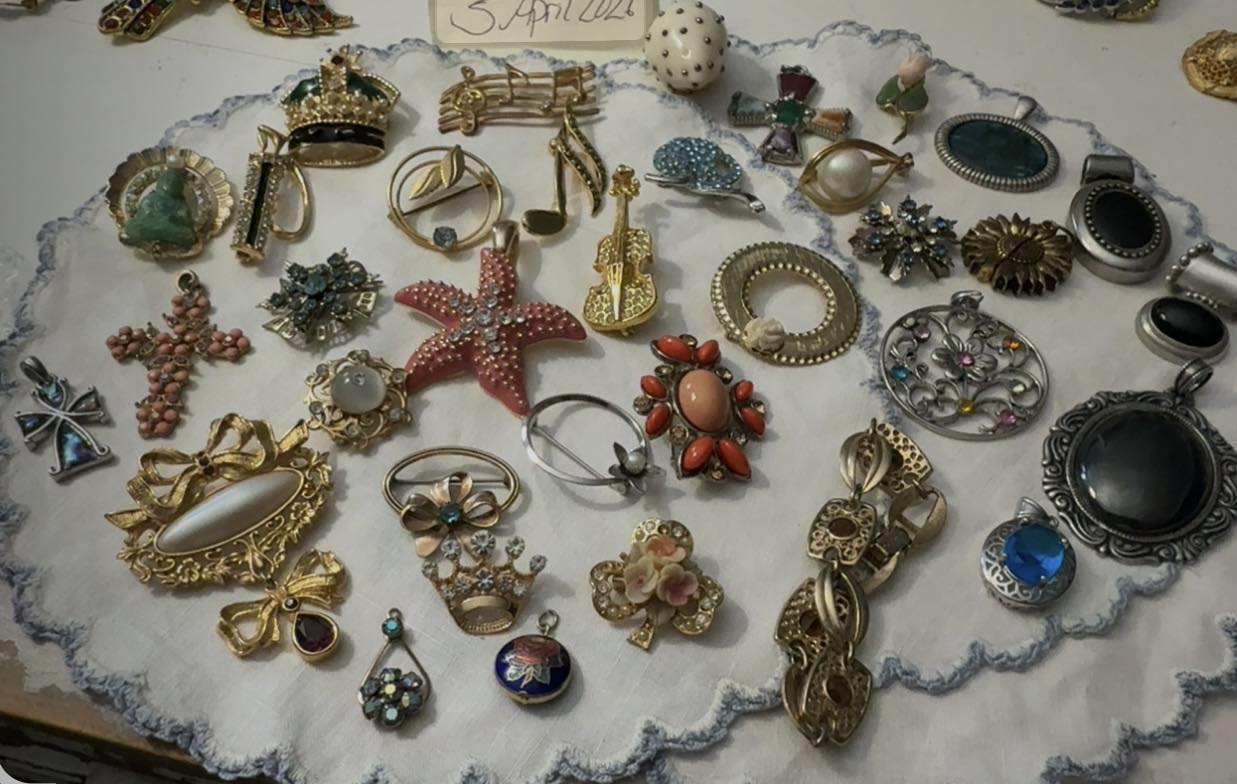 Vintage Broach Pin & Matching Necklace Pendant. Both pieces for 25  display picture 1