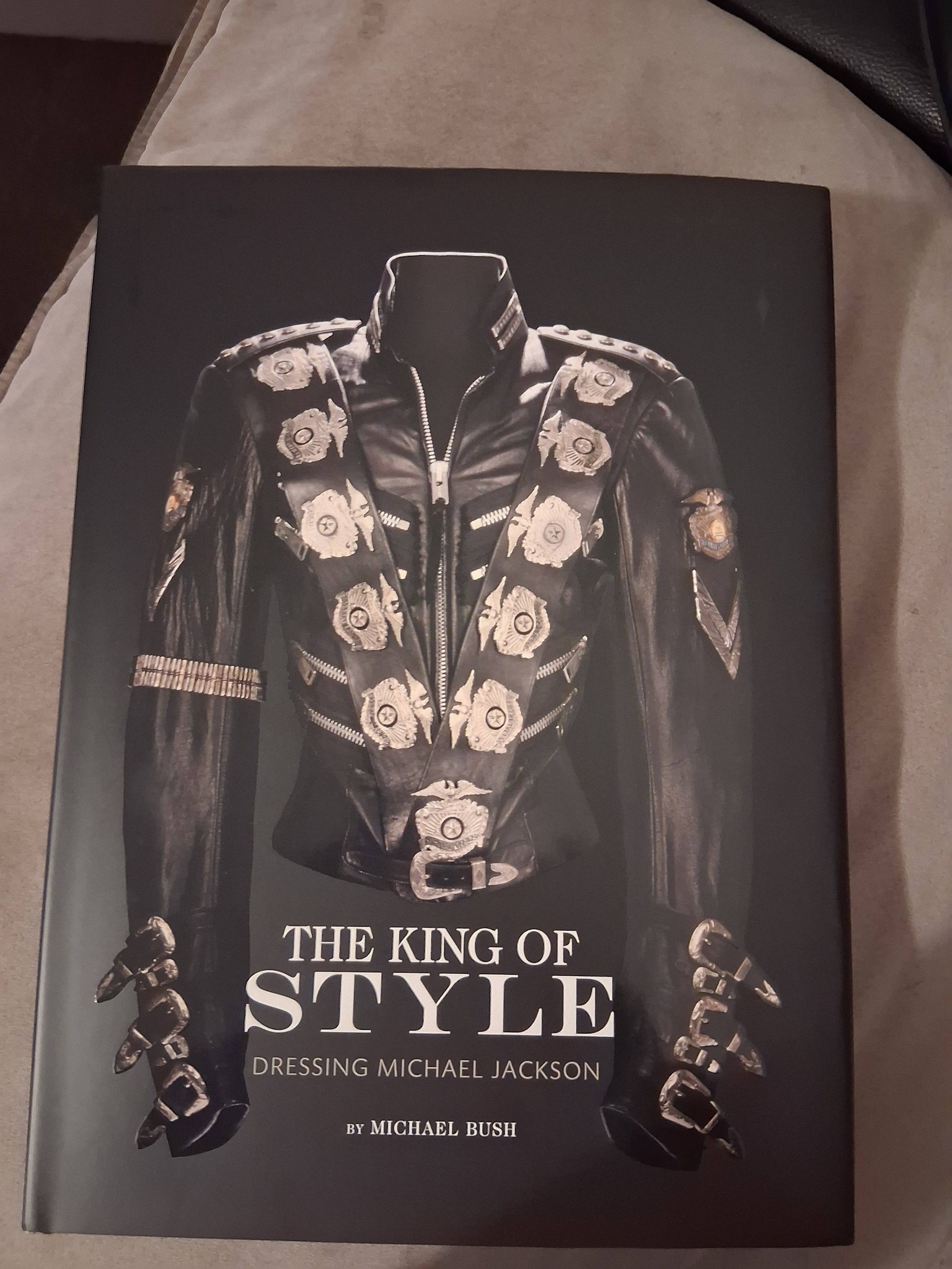 Yay!!!!!! My Michael Jackson book came!! Beautiful pics of him.