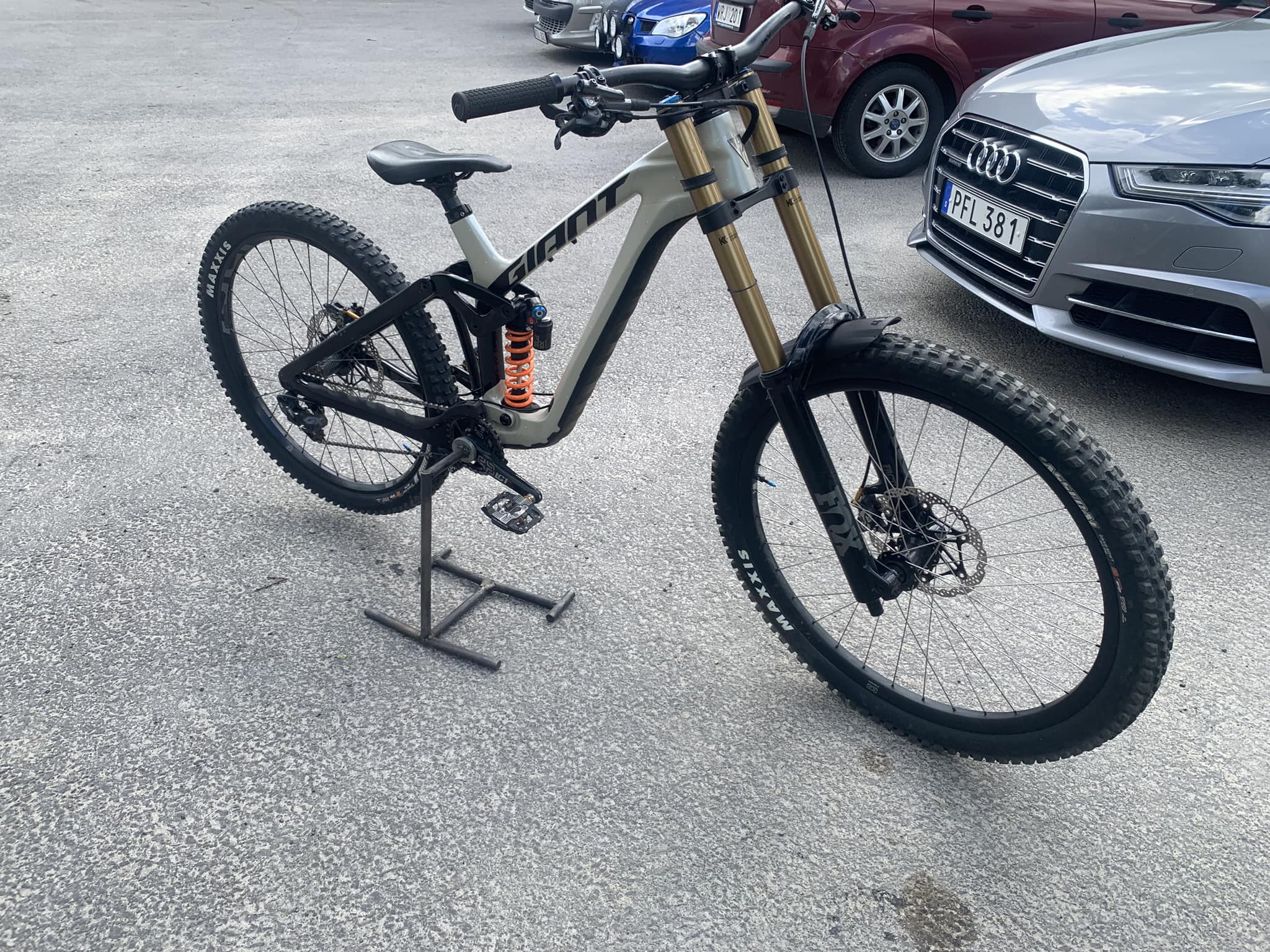 Giant Glory DH bike review with XTR levers