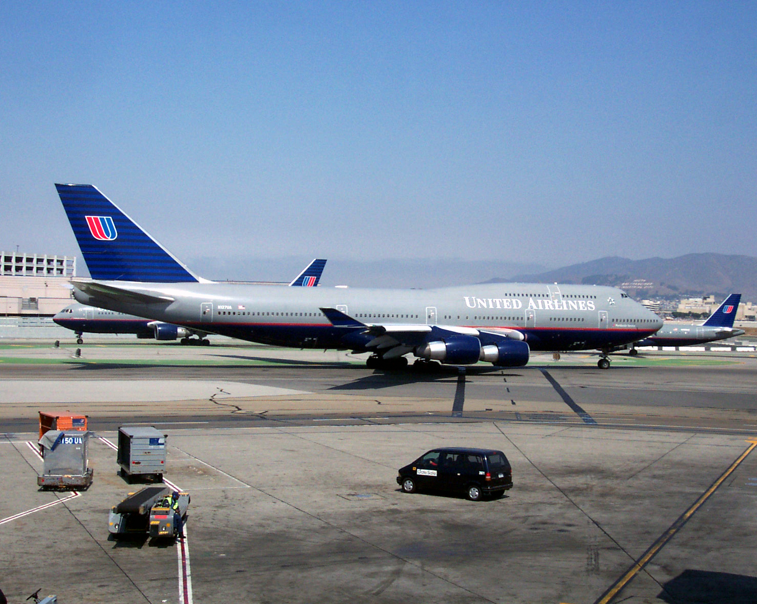 United Airlines 727-222 at SFO
