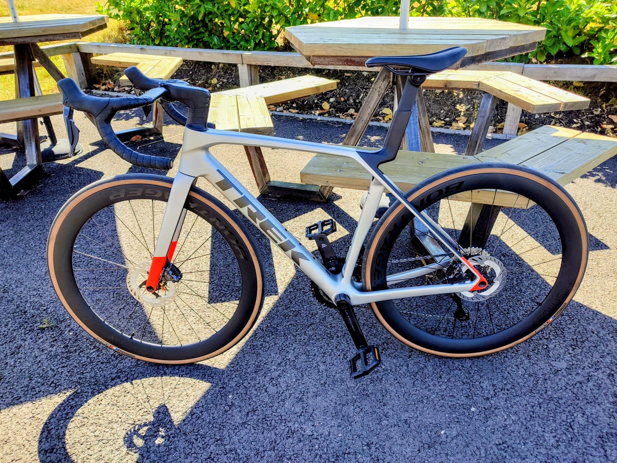 Hello, I am offering a seatpost from Trek Madone Gen 8, 190 mm x 0