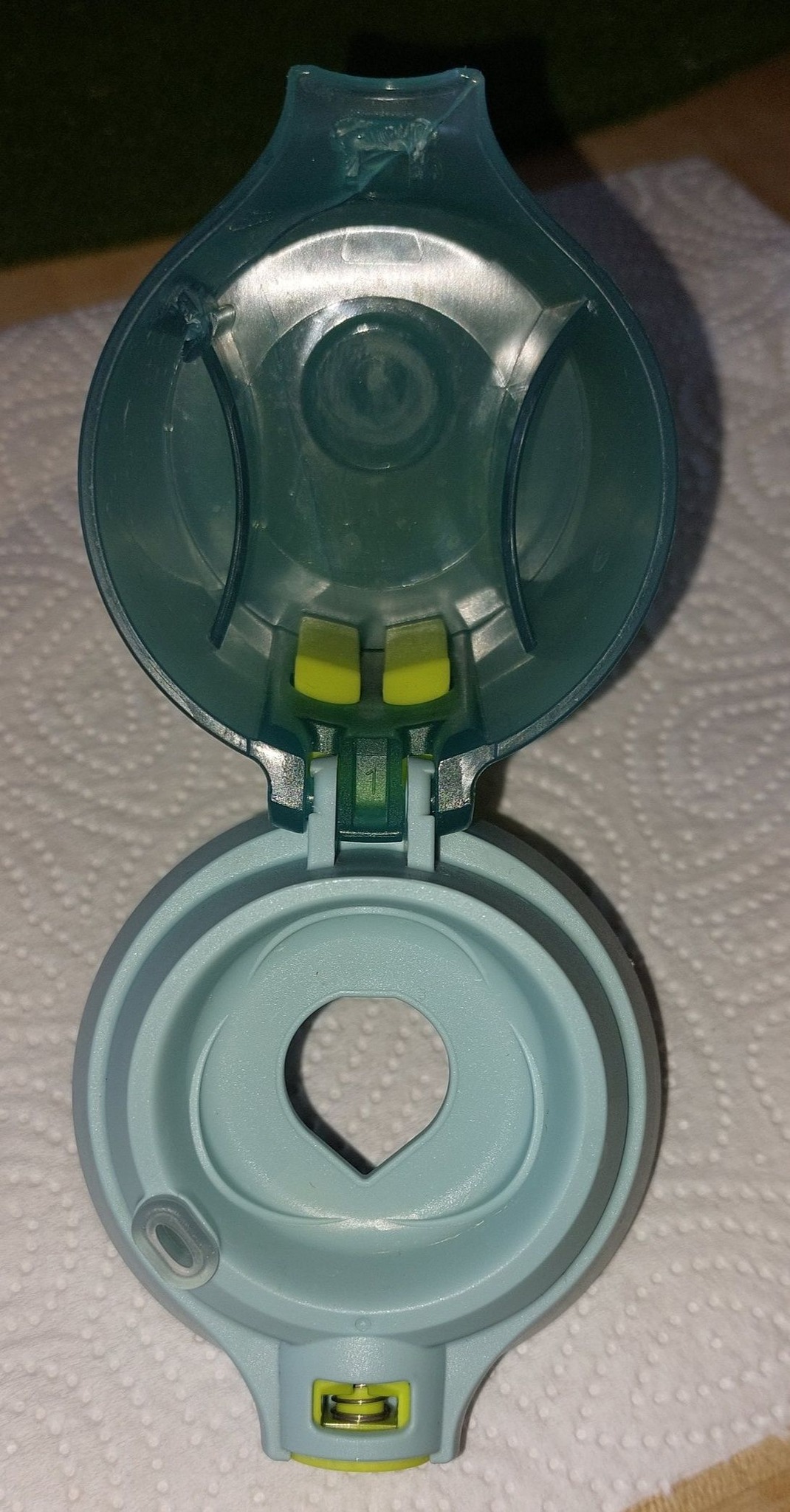 Hallo Zusammen, meinem Sohn ist der Deckel seiner AirUp Sipper kaputt gegangen 😔... Als Ersatzteil gibt es diesen leider nicht. Vielleicht hat ja jemand den Flaschenkörper kaputt und den Deckel übrig