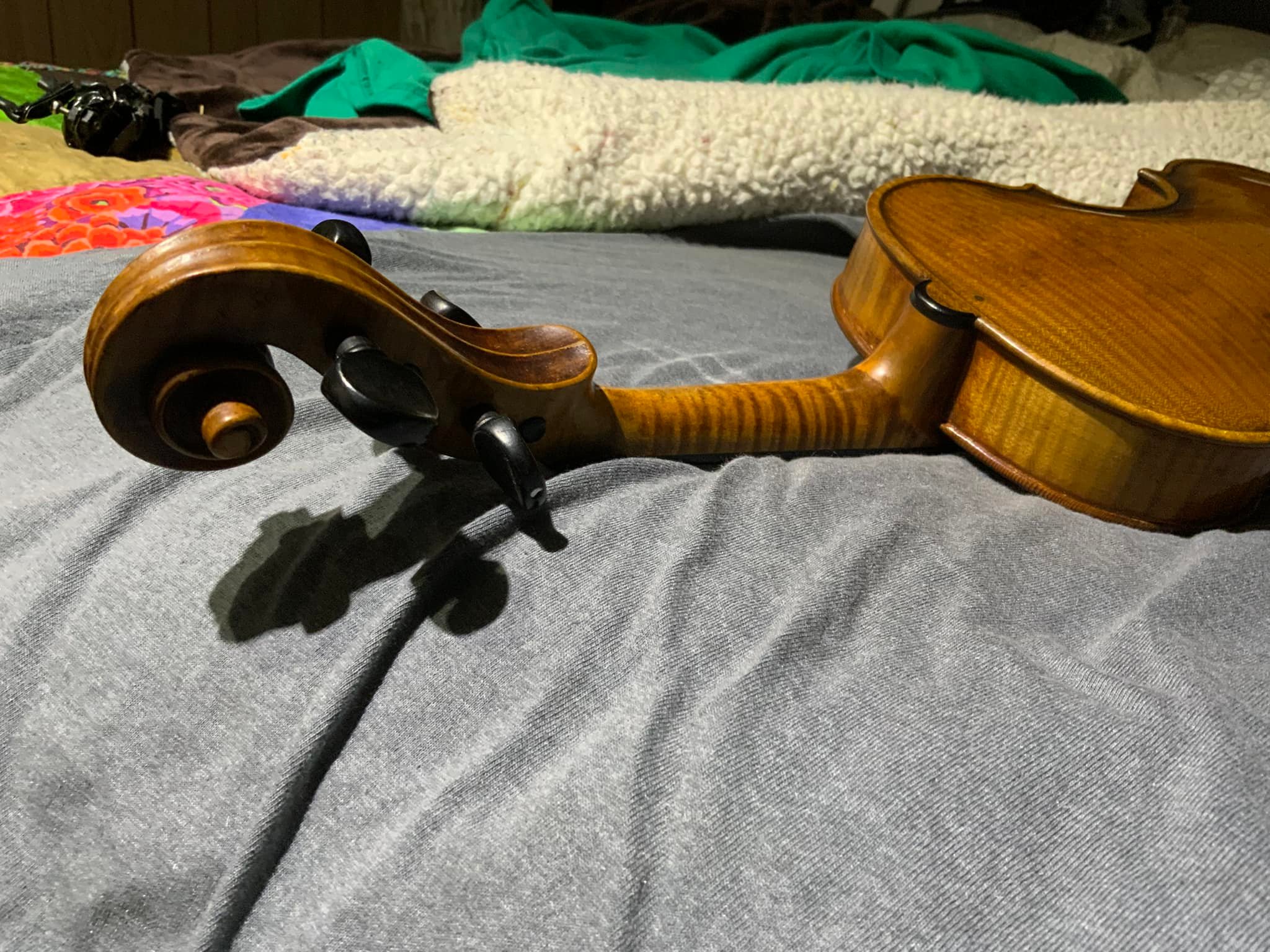 What is the information about the violin with the label 