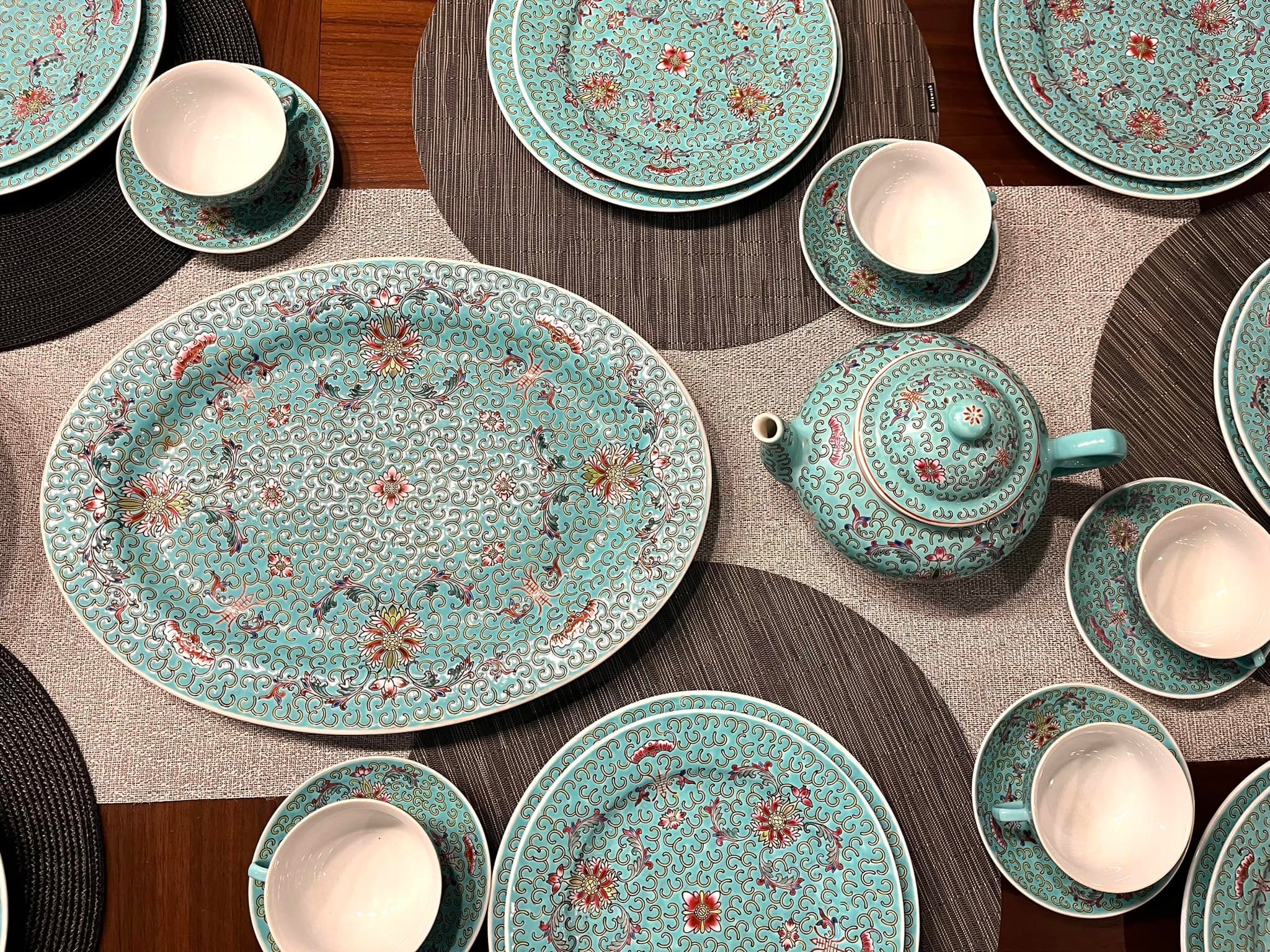 Vintage Chinese Dinnerware Set for Sale - Turquoise Mun Shou  display picture 1