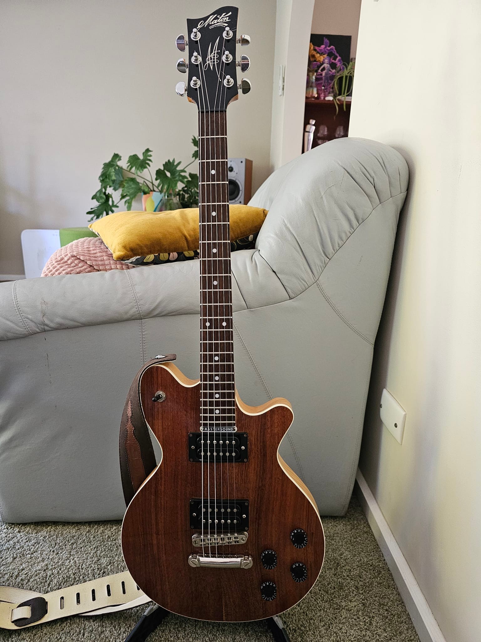 How to date a Maton guitar?