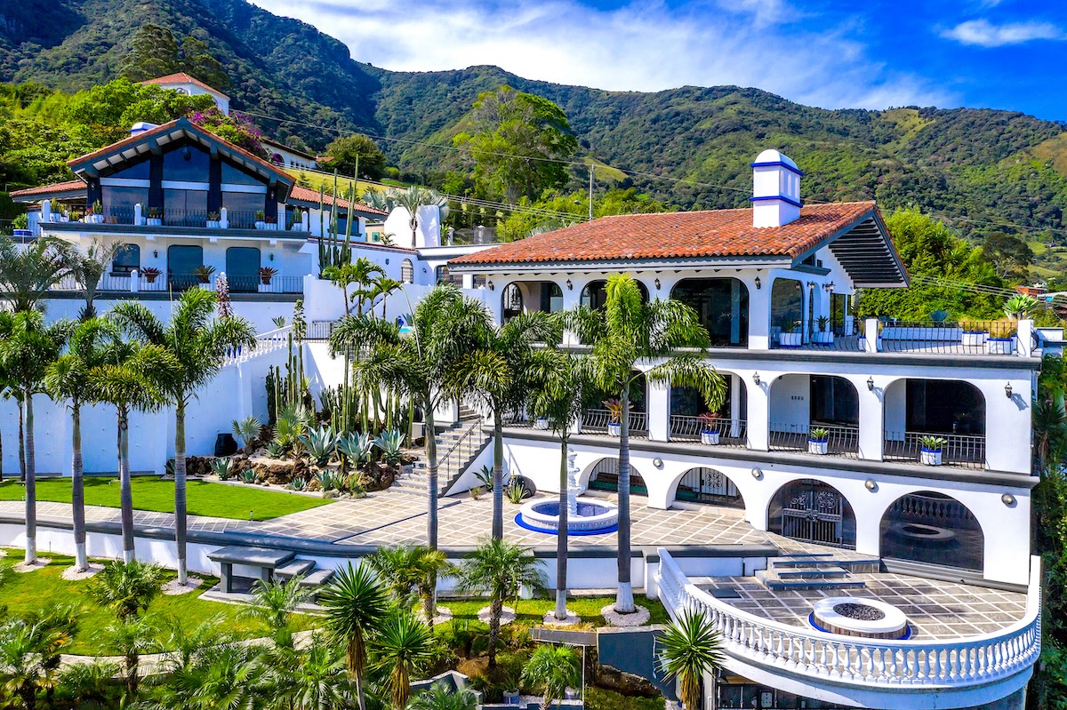 Marie -Ryoの初期イメージ作品。 The community with the MOST amenities in all of Guachipelín. And a