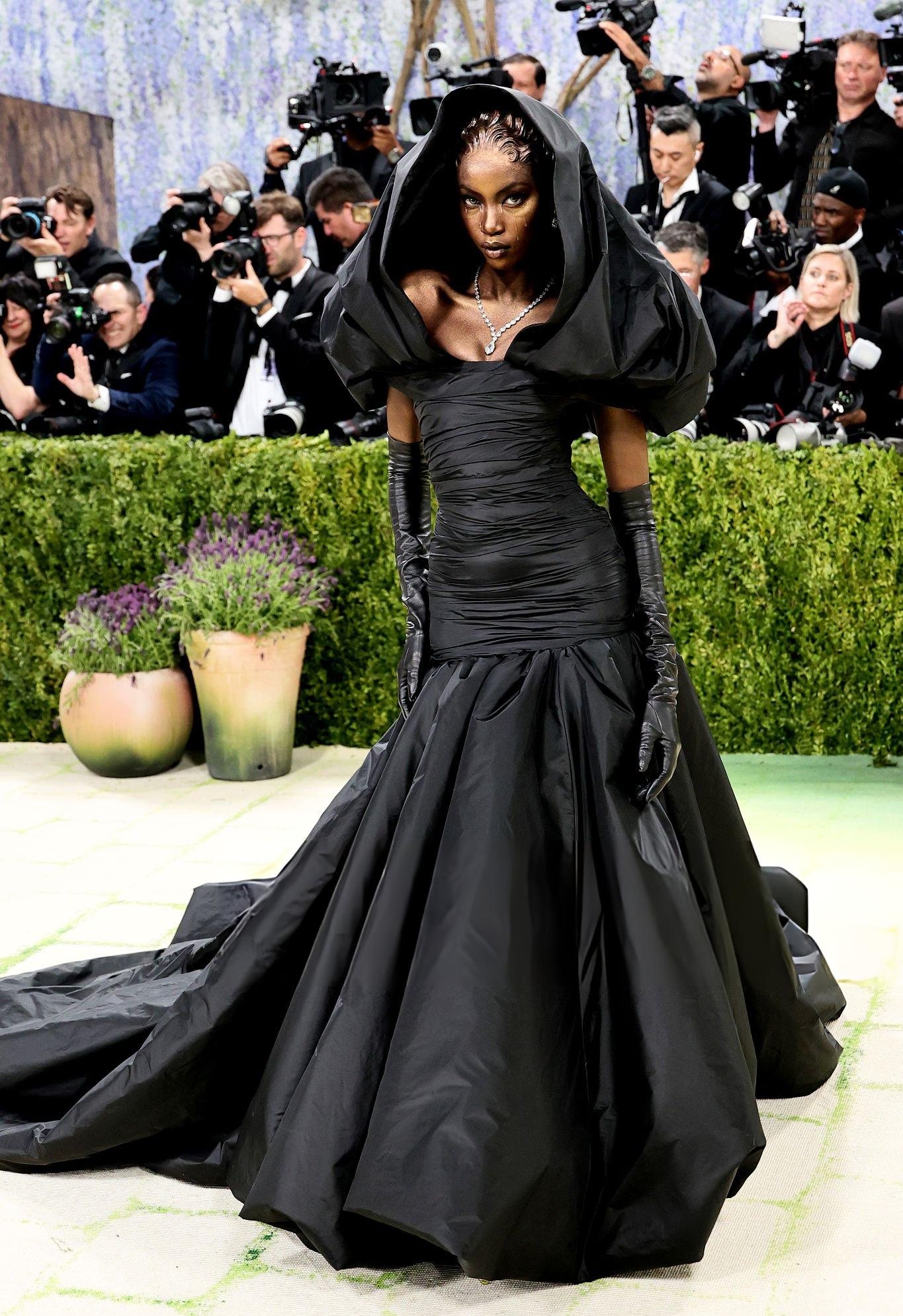 ANOK YAI JUST MADE ME GASP AND CLUTCH MY PEARLS. I DIDN'T SEE THIS LOOK YESTERDAY (IT'S REALLY HARD TO KEEP UP) AND I'M GLAD THAT I DIDN'T SEE IT YESTERDAY BECAUSE