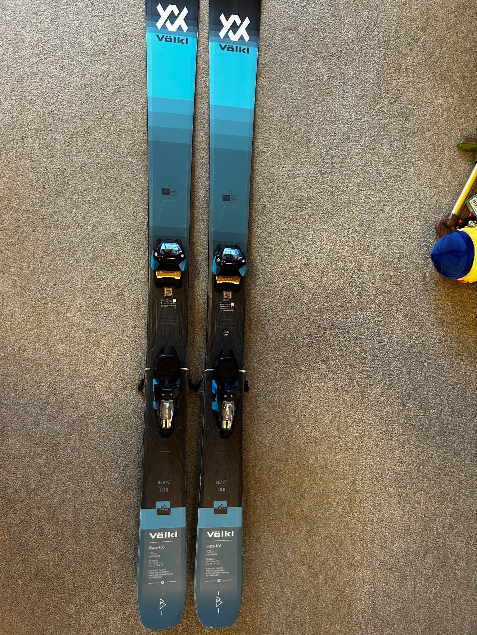 High-performance Völkl Blaze 106 skis are 186cm in length and