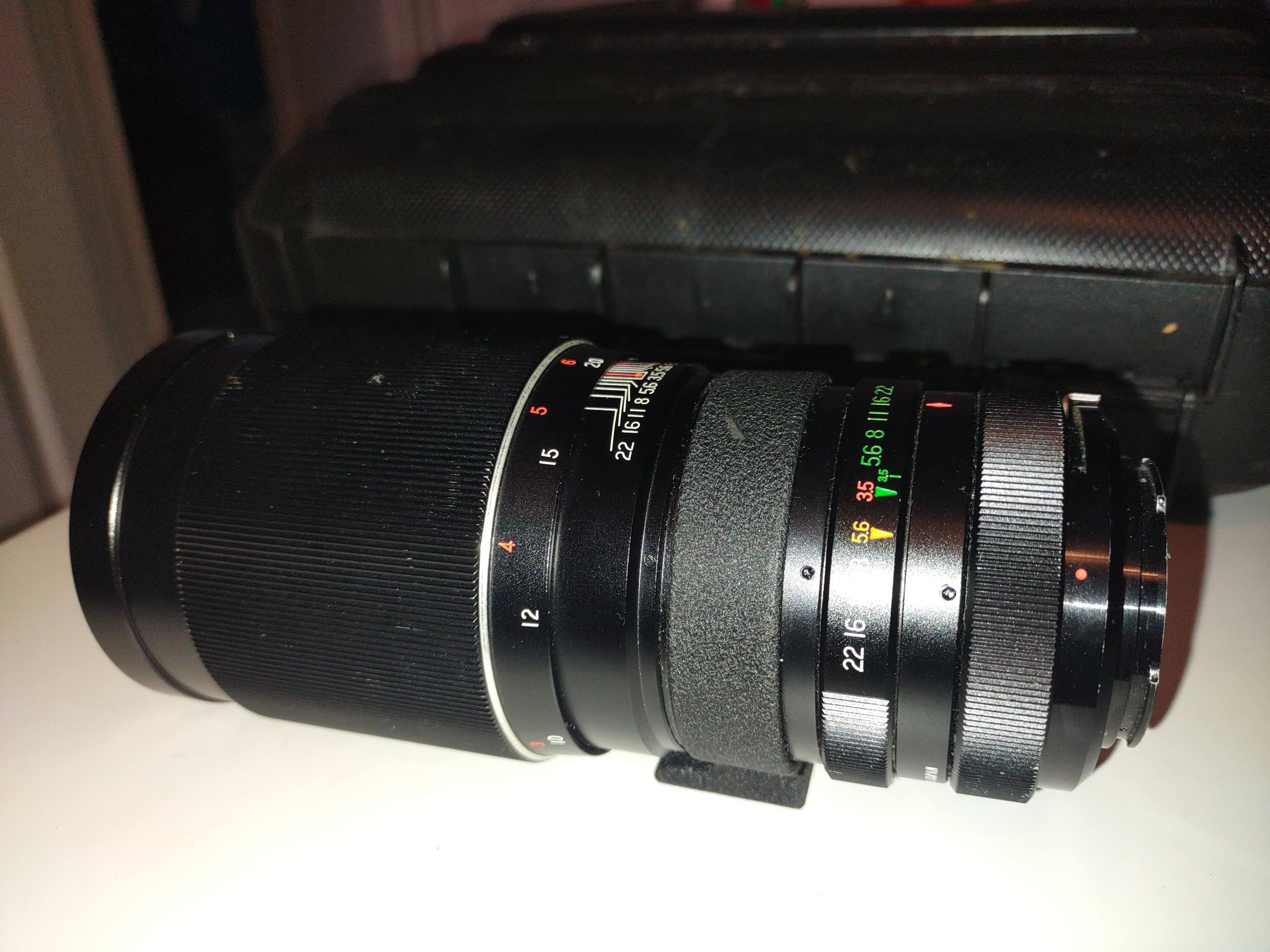 What is the mount type of Vivitar 200mm lens?