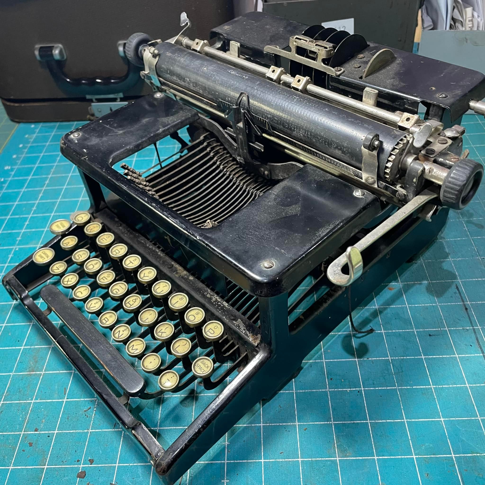 What is the history of the Triumph Gabriele 12 typewriter?