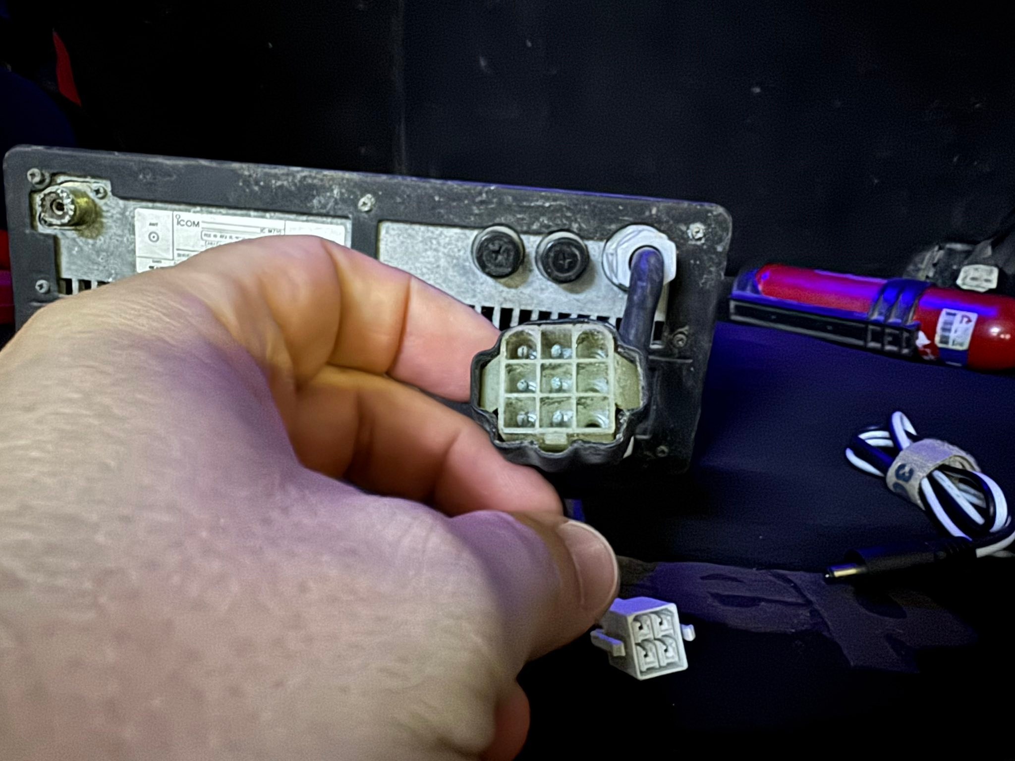 What are the connections for the 9-pin power connector on an Icom
