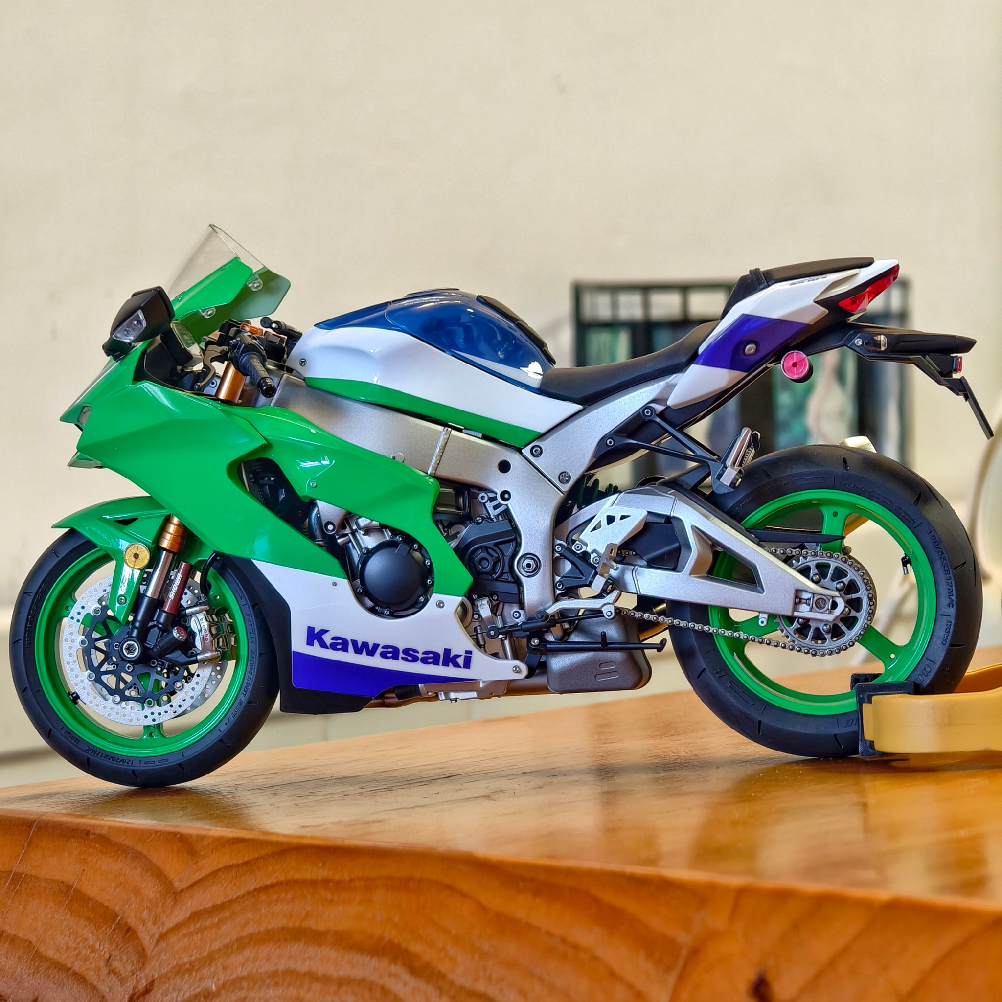 MENG 1/9 Kawasaki Ninja ZX-10R 40th anniversary edition