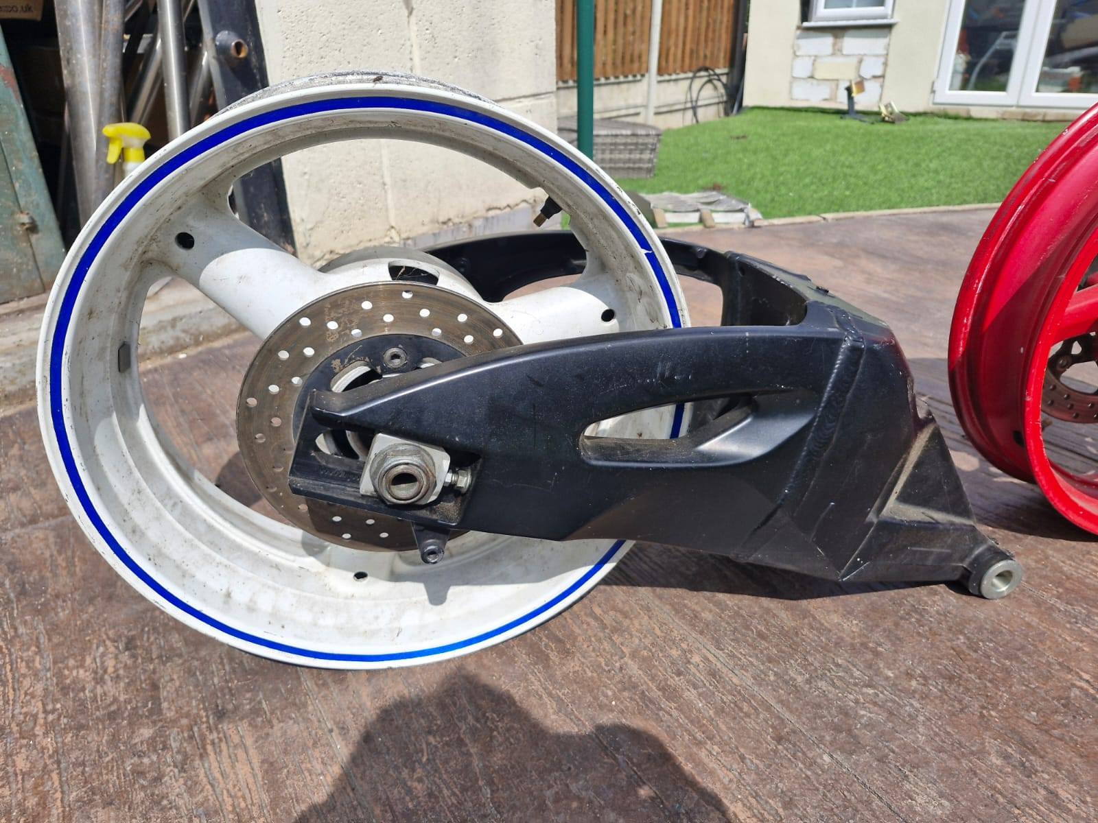 ティア GSXR k6 K7 wheels and swing arm, Inc discs and spindle. Bought for