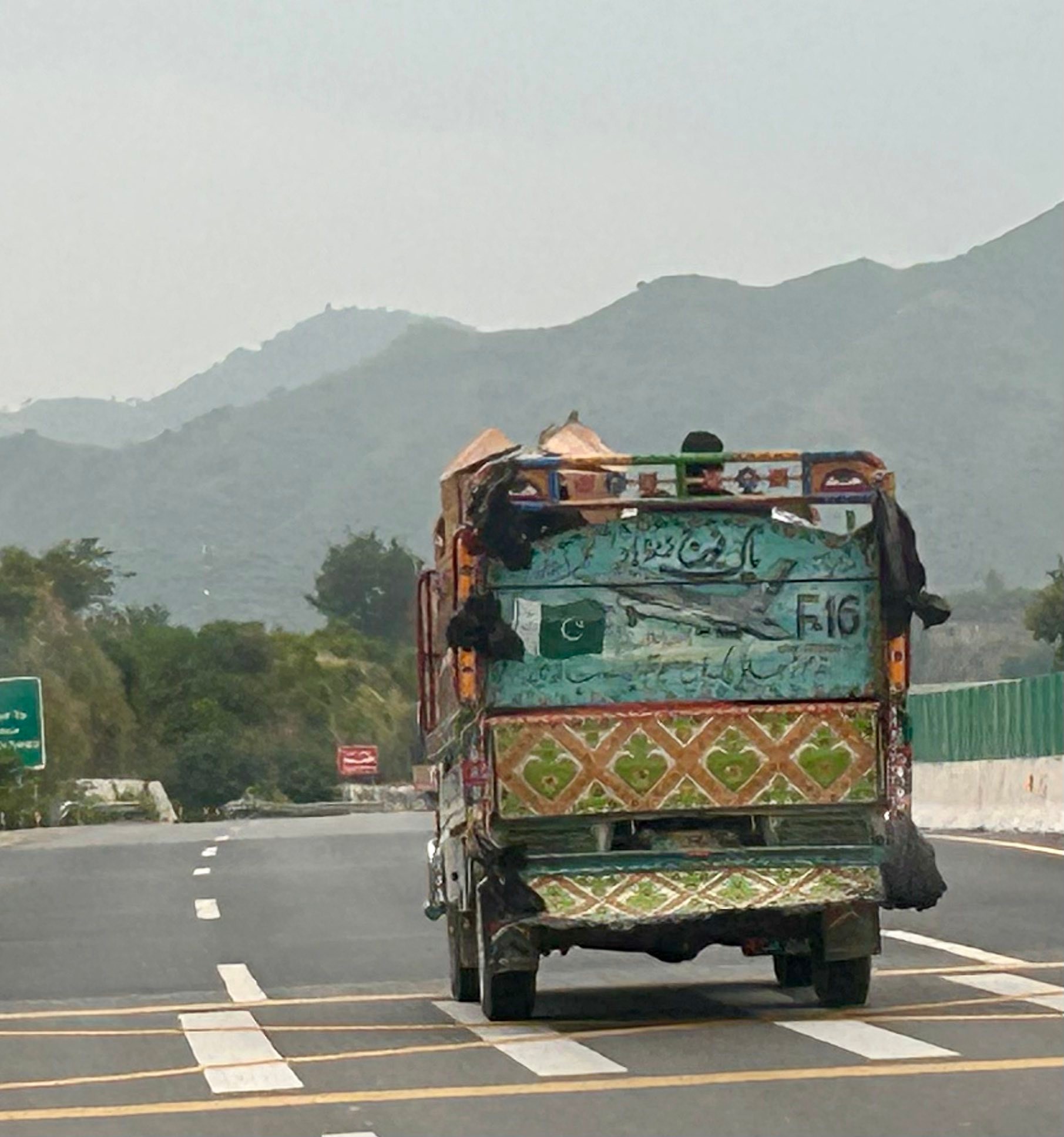 فیصل - جناب : یہ ان کے لیے جن کو لگتا ہے عوام فوج سے محبت نہیں کرتی ہے ...