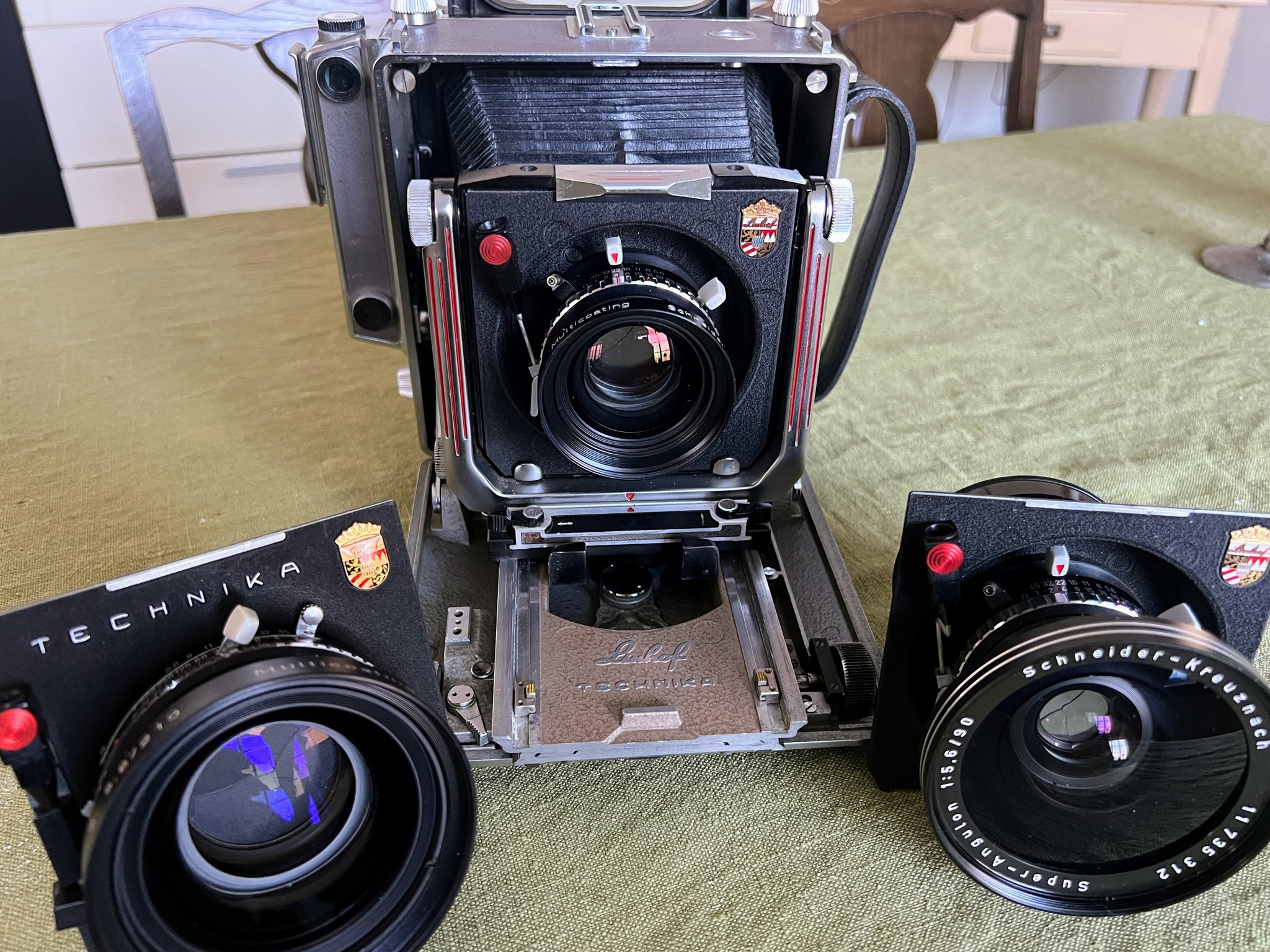 Can Linhof Schneider Symmar 210mm f5.6 lens fit inside Technika V