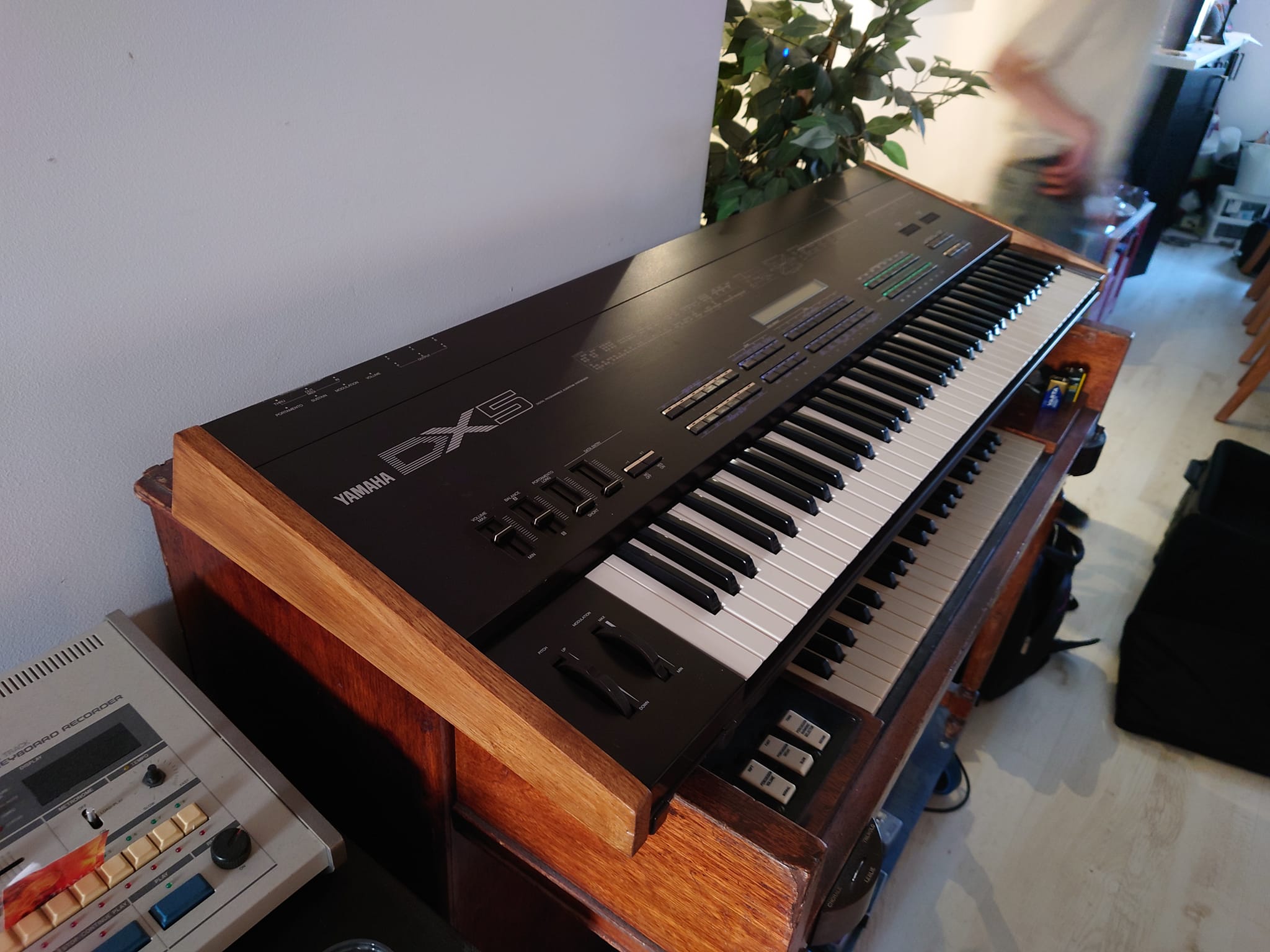 Yamaha dx9 synthesizer restoration and modification