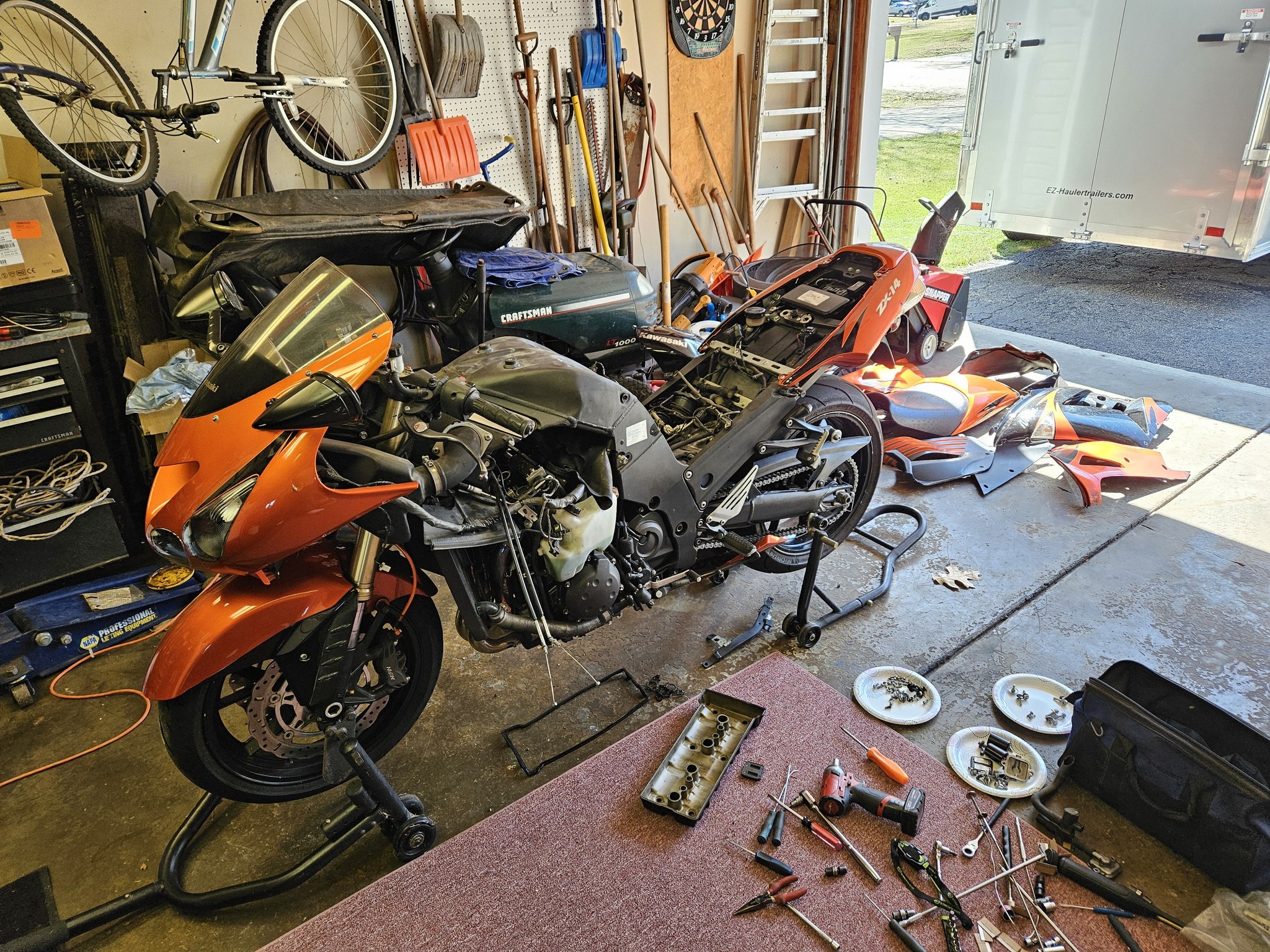 Does a Kawasaki Ninja 400 need valve clearance check at 6,000 miles?