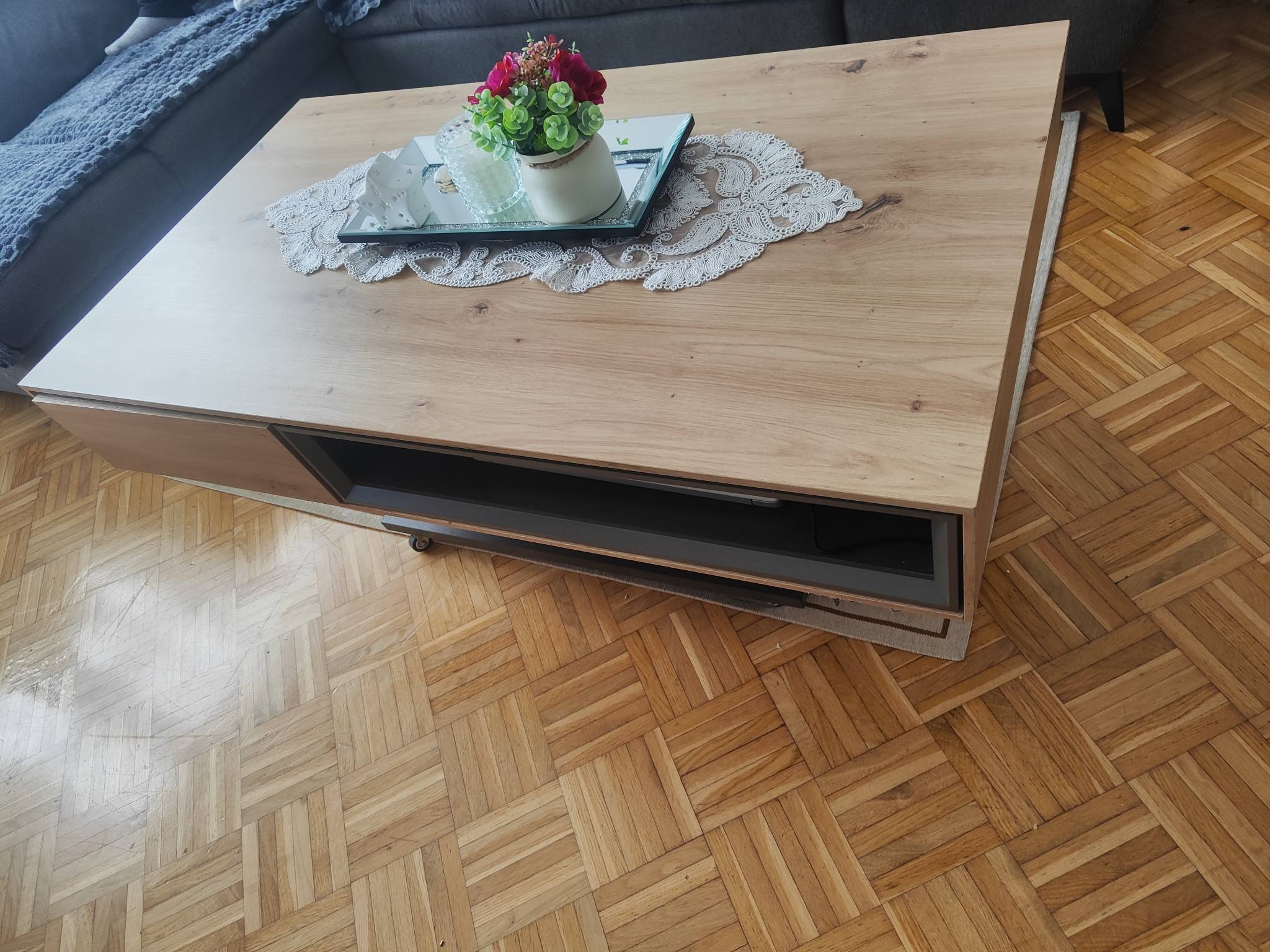Kleiner Couchtisch und kleiner Schrank – zu verschenken Zu verschenken. Nur Selbstabholung und beide Sachen müssen zusammen abgeholt werden
