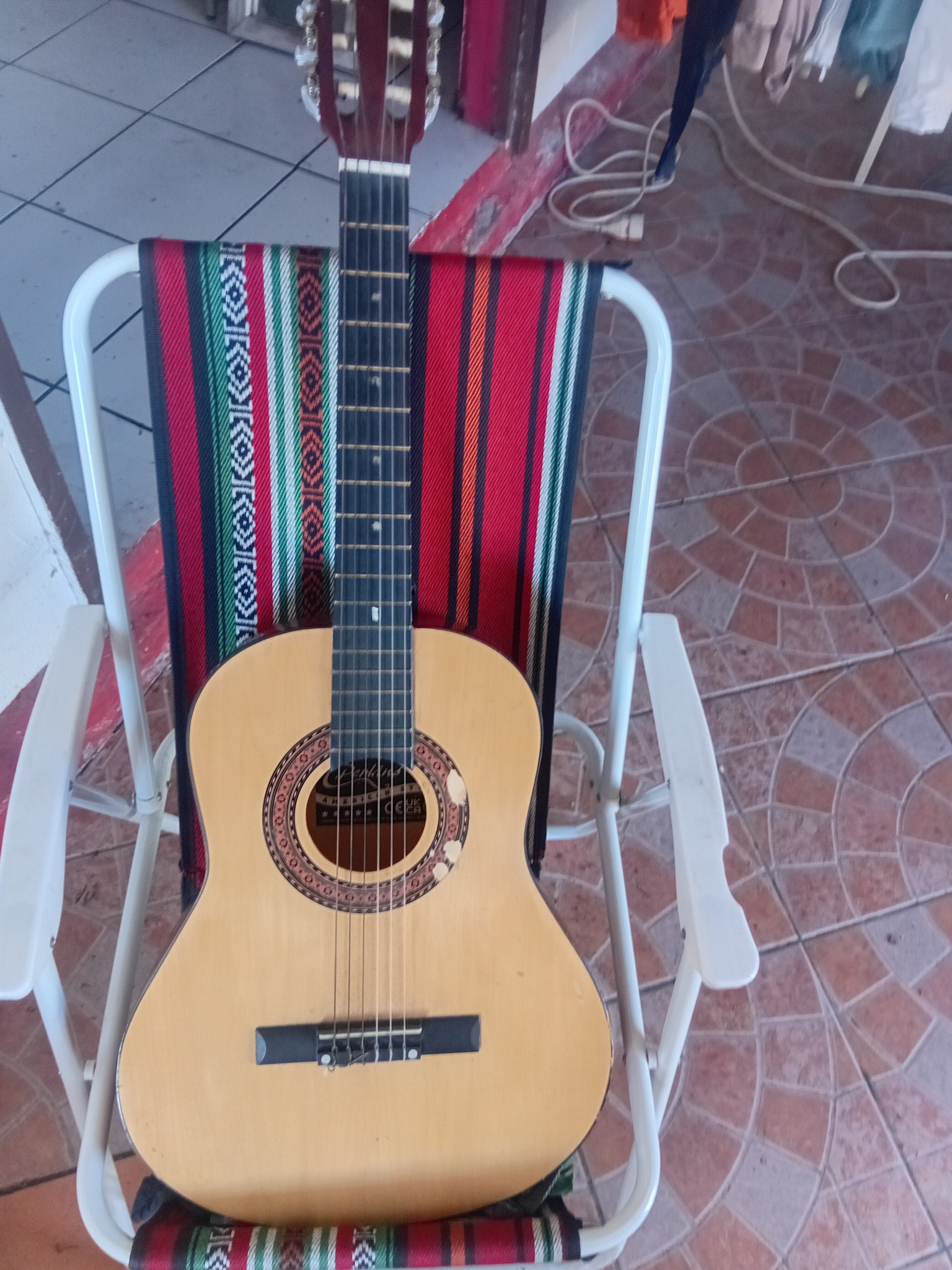 Bonjour, Vends guitare classique 3/4, idéale pour ado débutant 