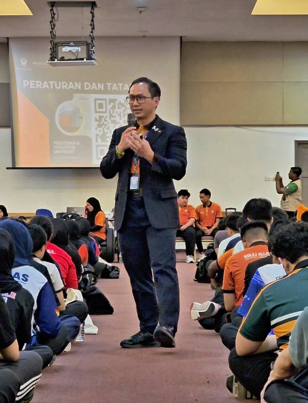 Muhammad Azhan - Sesi Bersama Pengurusan Kolej Allamanda... | Facebook