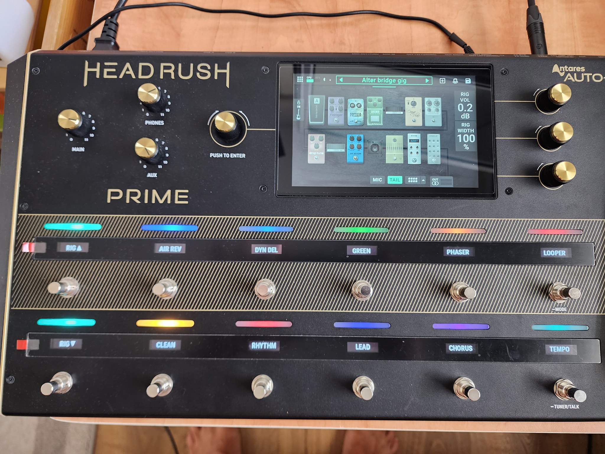 Headrush Pedalboard review with clean, rhythm and lead switches
