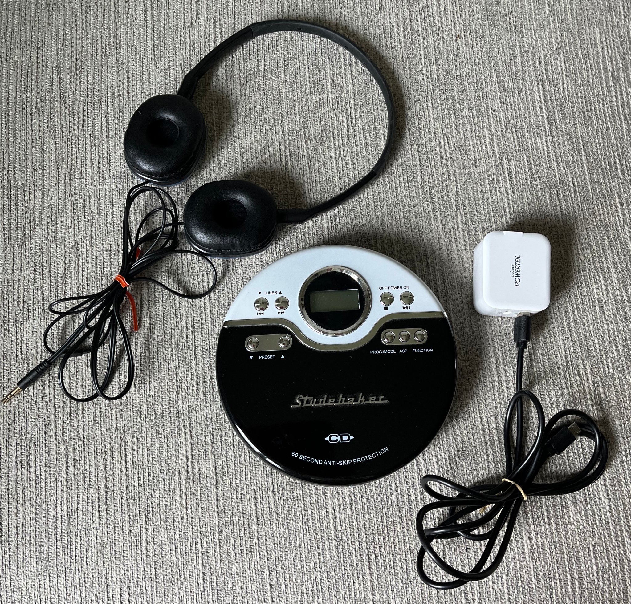 Blackweb ear phones. Good condition. Comes with plug and cord. Can