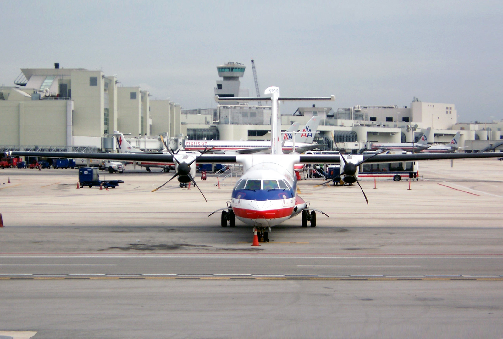 American Eagle ATR-72-212 N408AT at MIA