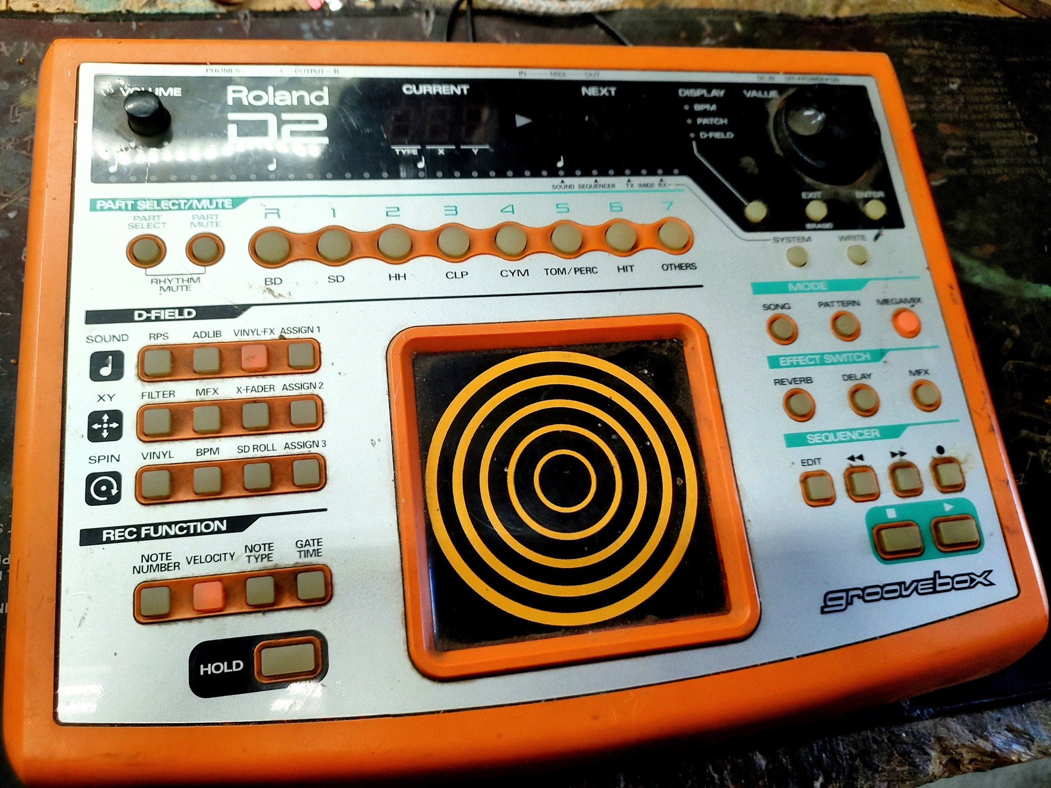 Roland MC-307 groovebox features and details