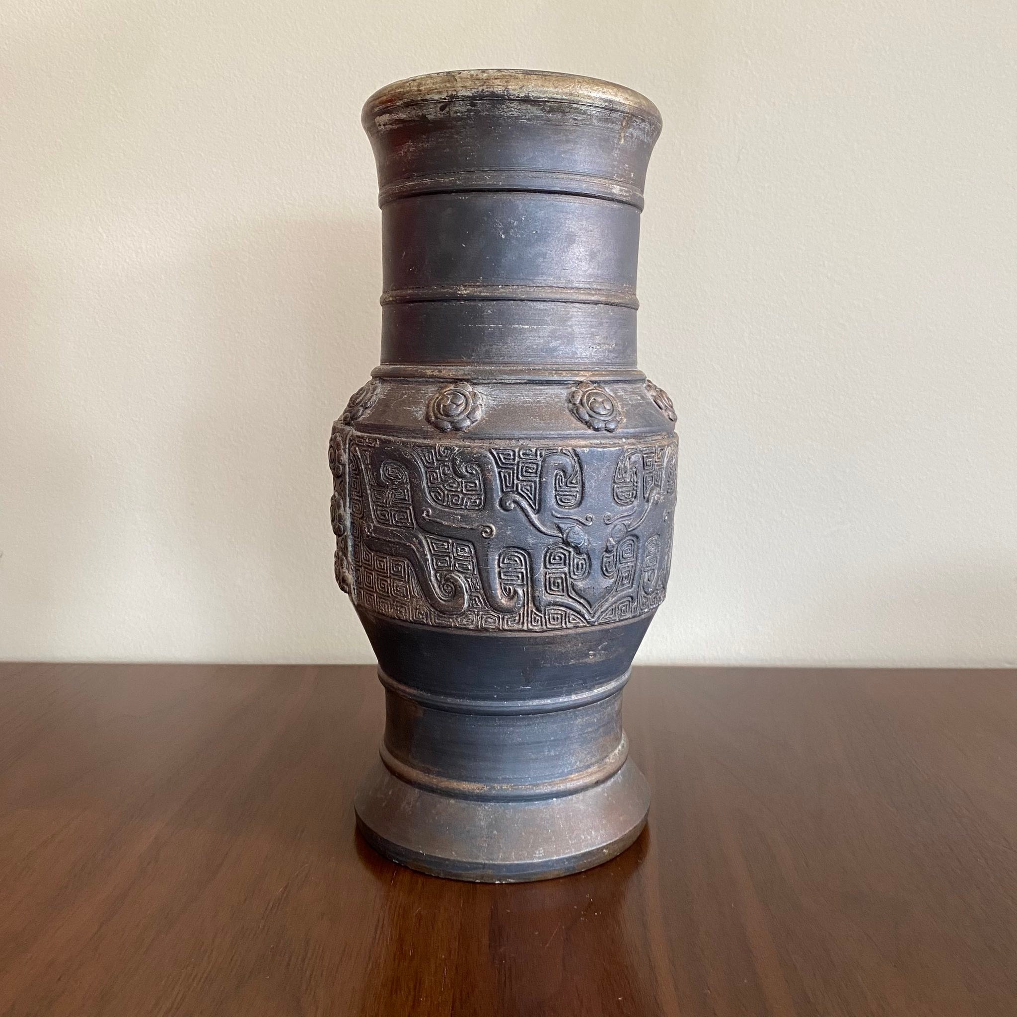 How to identify a vintage Japanese ceramic or porcelain vase?