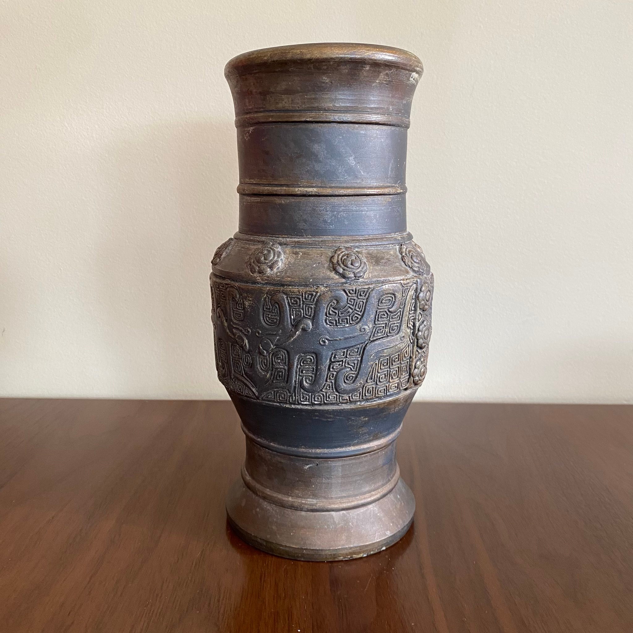 How to identify a vintage Japanese ceramic or porcelain vase?