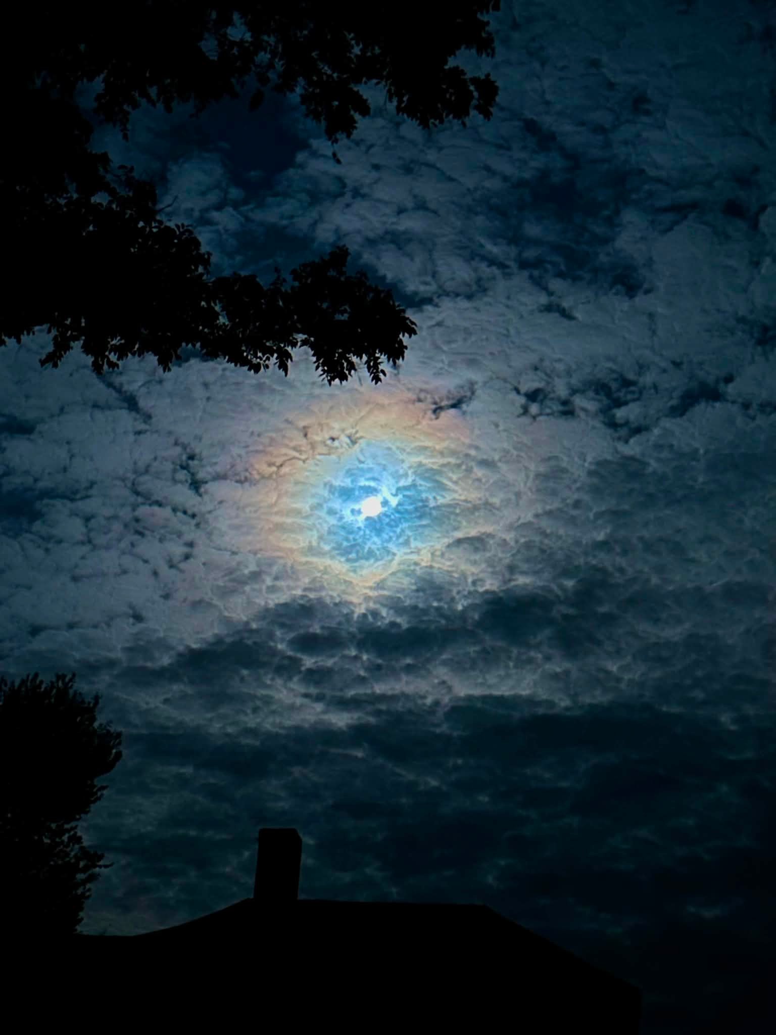 Late last night in Ark City. Moon looked crazy! 🌕