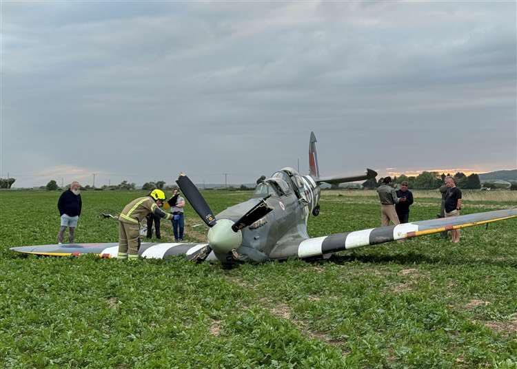 Corgi AA29202 – Spitfire T9 MJ627 9G-Q G-BMSB – échelle 1/72 – Version Biplace Du Légendaire Chasseur De La RAF